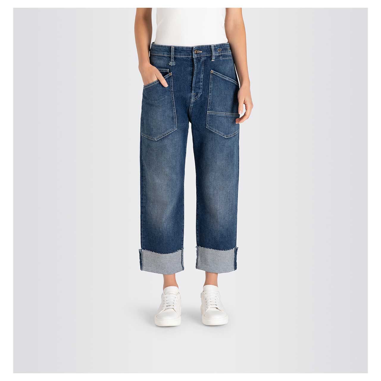 Damen Ankle Jeans Baggy von MAC in Blau verwaschen, Vorderansicht am Modell