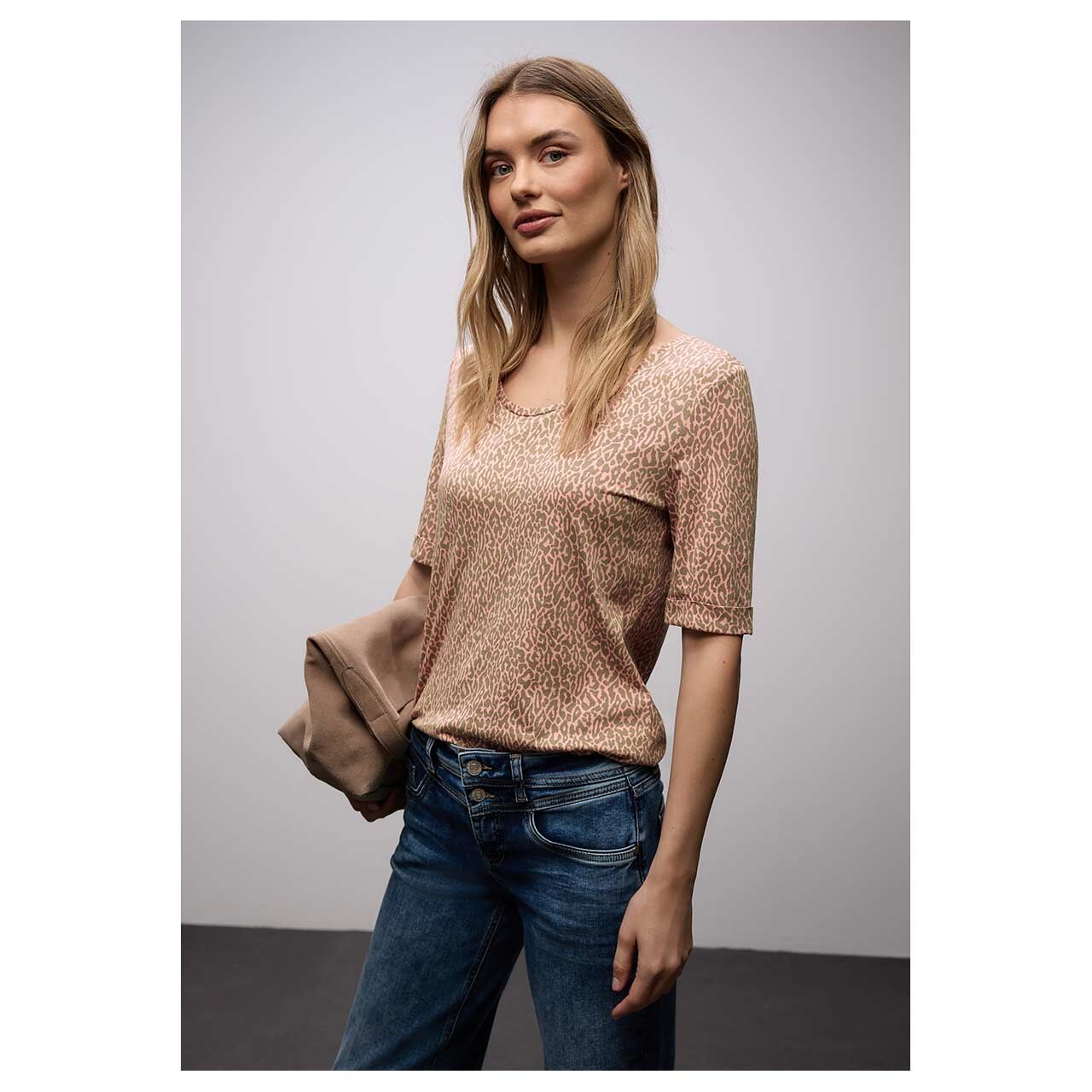 Damen T-Shirt Printed Rounded V-Neck von Street One in Orange-Rosa mit Print, detaillierte Vorderansicht am Model