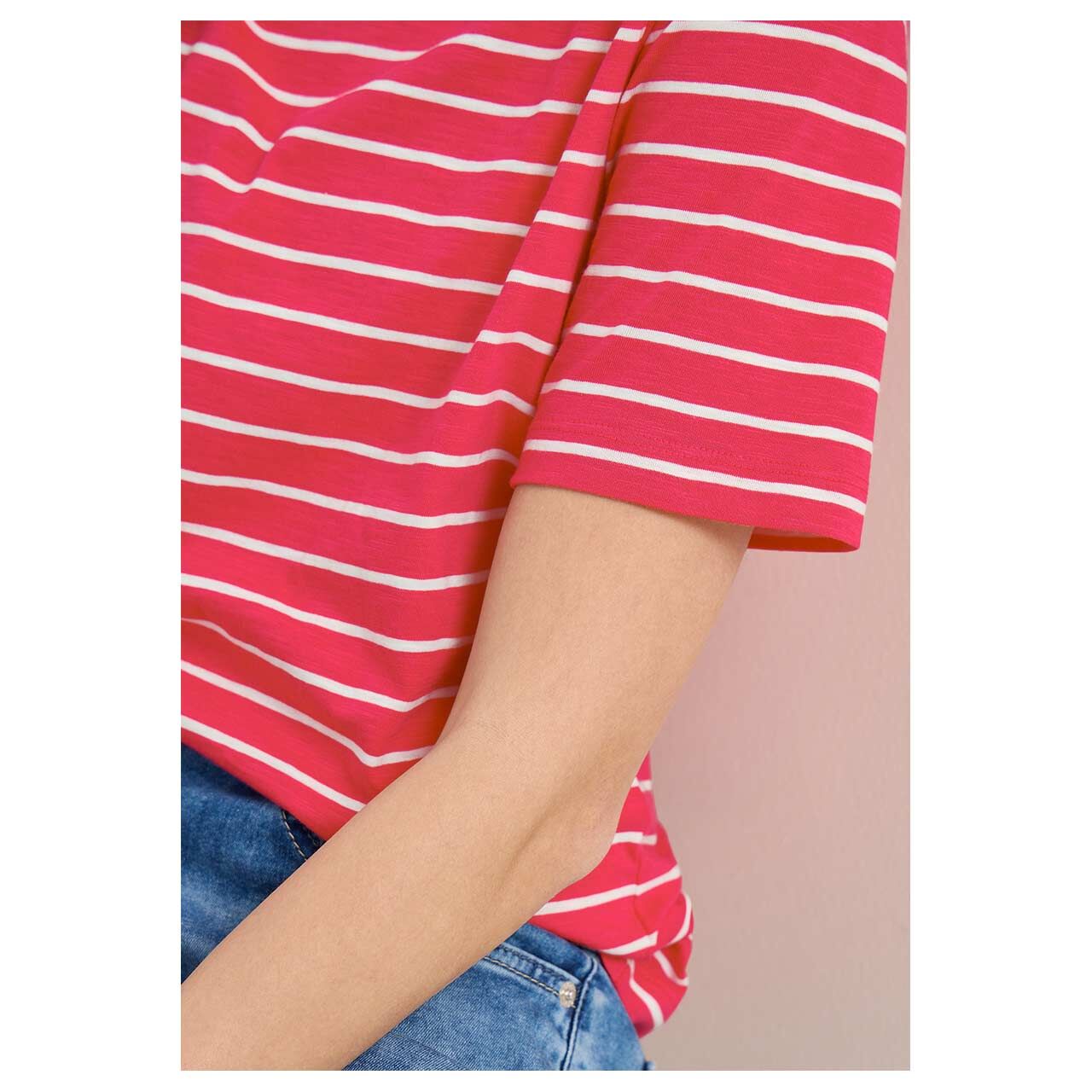 Damen T-Shirt Striped Slubyarn von Cecil in Pink gestreift, Detailansicht Ärmel am Model