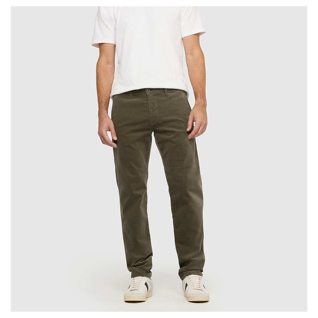 Herren Chino Cordhose Flexx Driver Pants von MAC in Grün, Vorderansicht am Model