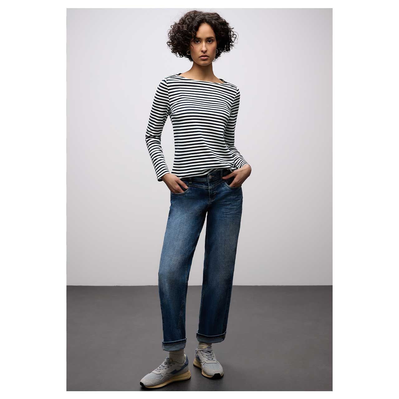 Damen Langarm Shirt U-Boat Stripe von Street One in Dunkelblau gestreift, Ganzkörperansicht am Model