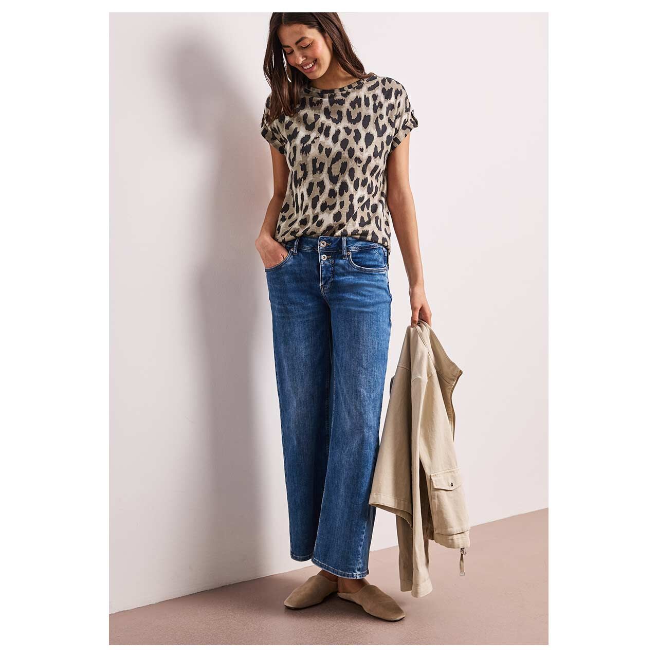 Damen T-Shirt Basic Deco Buttons von Street One in Beige mit Print, Ganzkörperansicht gestylt Model vorne