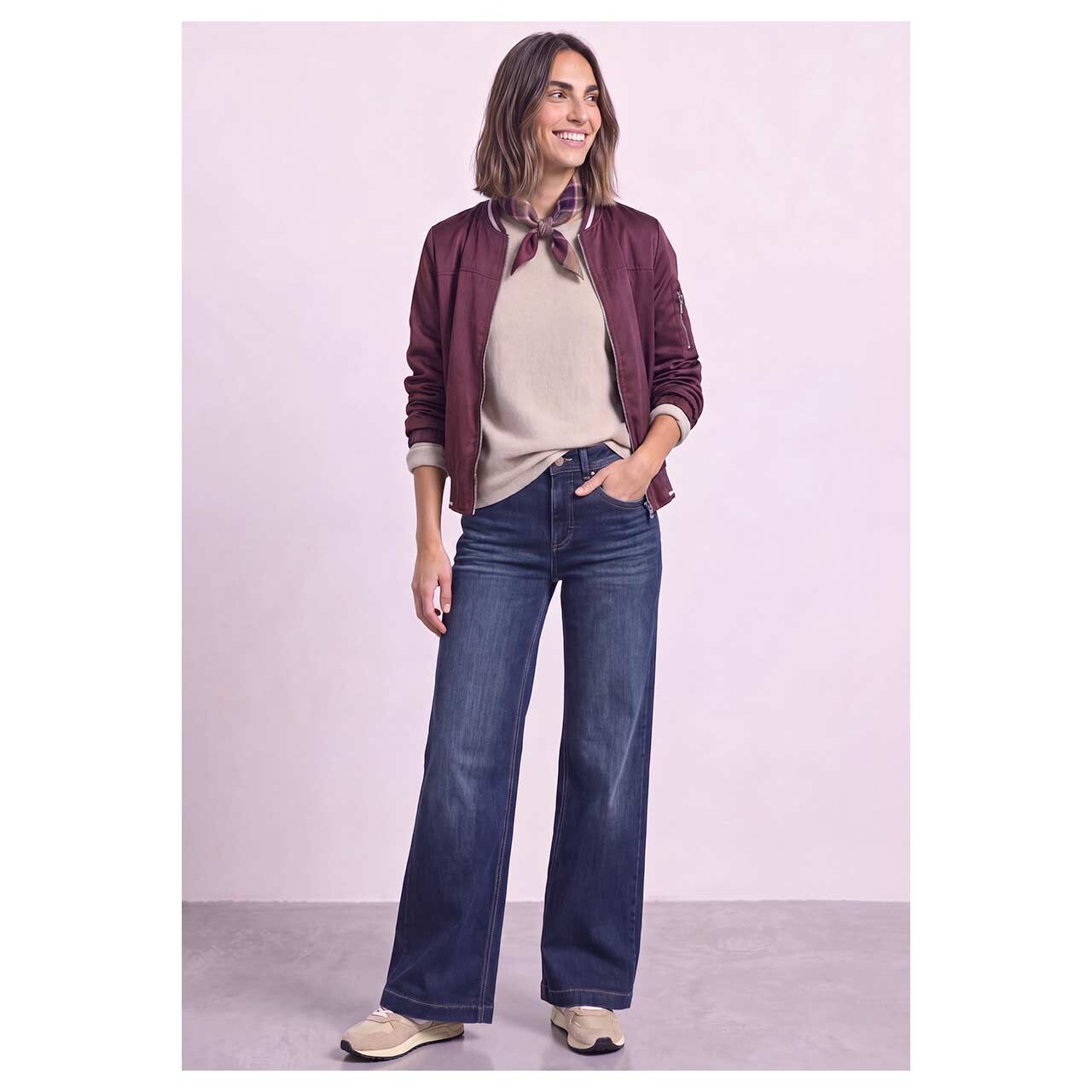 Stretch Damenjeans Emee Wide Leg von Street One in Dunkelblau angewaschen, Ganzkörperansicht am Model