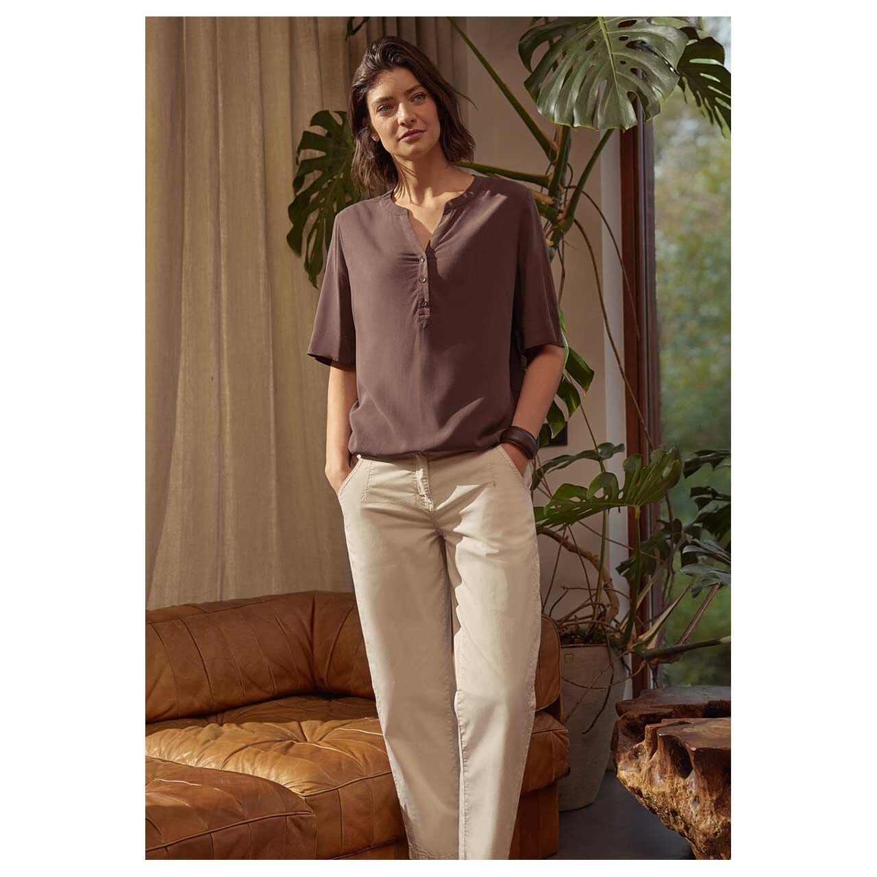 Damen Kurzarm Bluse Solid Splitneck von Cecil in Dunkelbraun, Ganzkörperansicht Outfit Model
