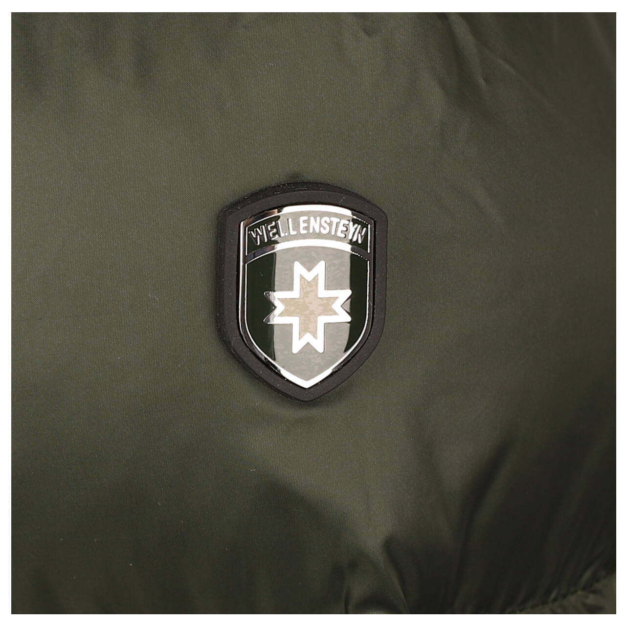 Damen Jacke Goldmine Extra Long von Wellensteyn in Dunkelgrün, Detailansicht Logo
