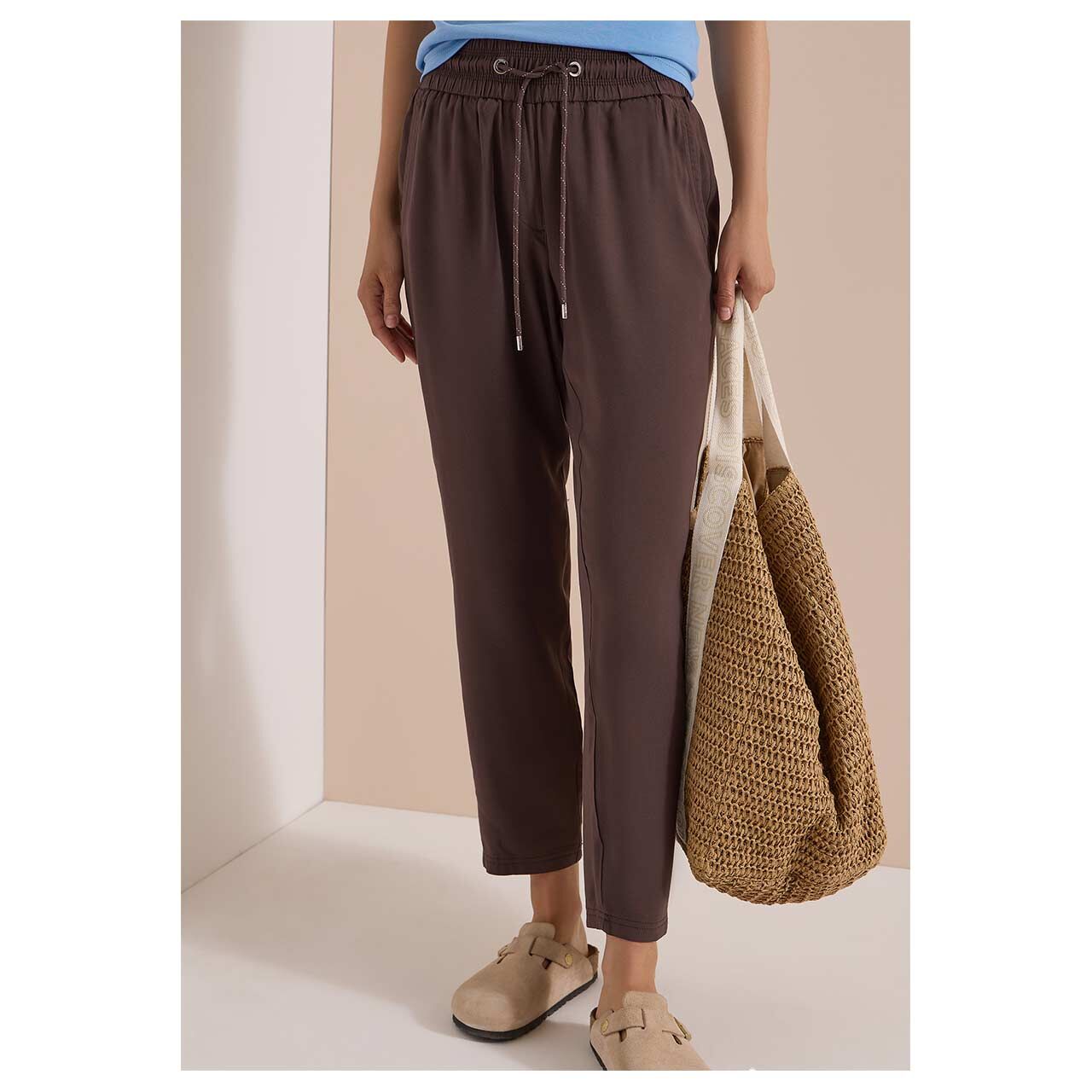 Damen Ankle Hose Chelsea von Cecil in Dunkelbraun, Detailansicht vorne am Model