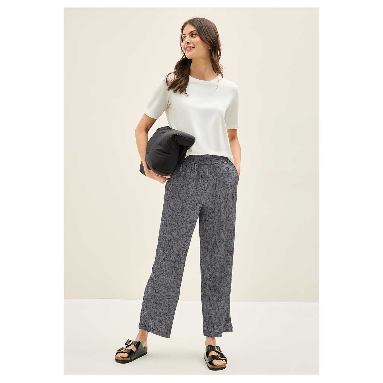 Damen Ankle Hose Neele Straight von Cecil in Dunkelblau mit Print, Gesamtansicht vorne getragen