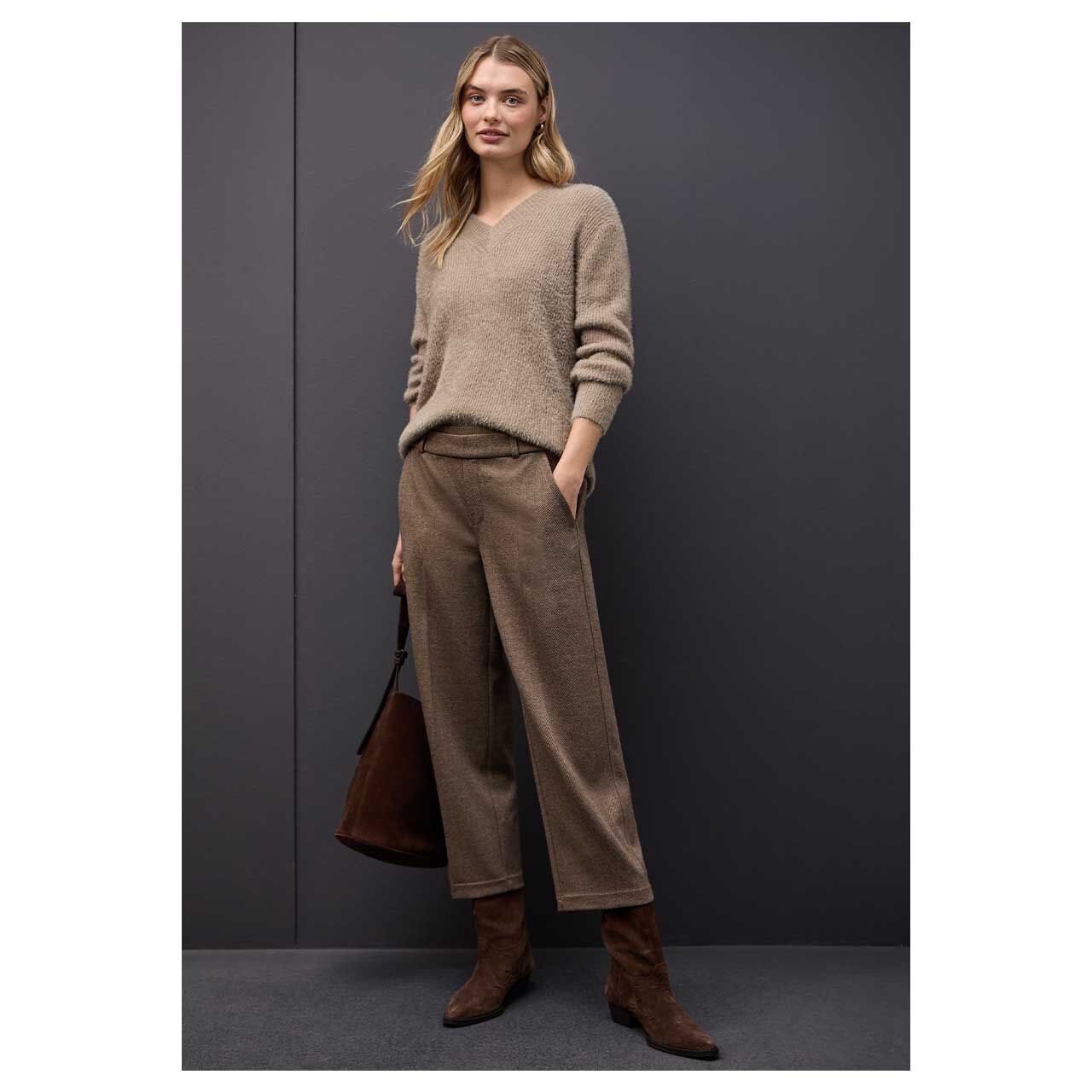 Damen Pullover Fluffy V-Neck von Street One in Beige meliert, Ganzkörperansicht vom Model