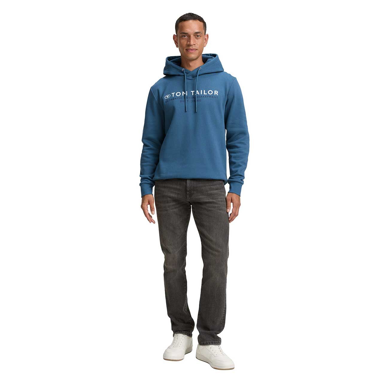 Herren Hoodie Sweatshirt von Tom Tailor in Blau mit Print, Ganzkörperansicht am Model
