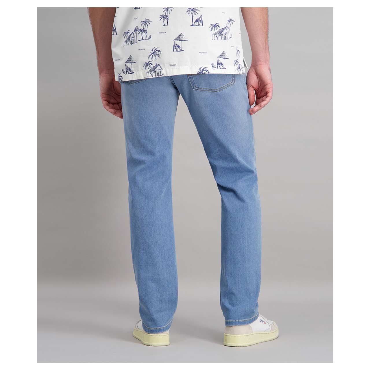 Stretch Herrenjeans Rando Megaflex in Hellblau angewaschen, Rückansicht Model