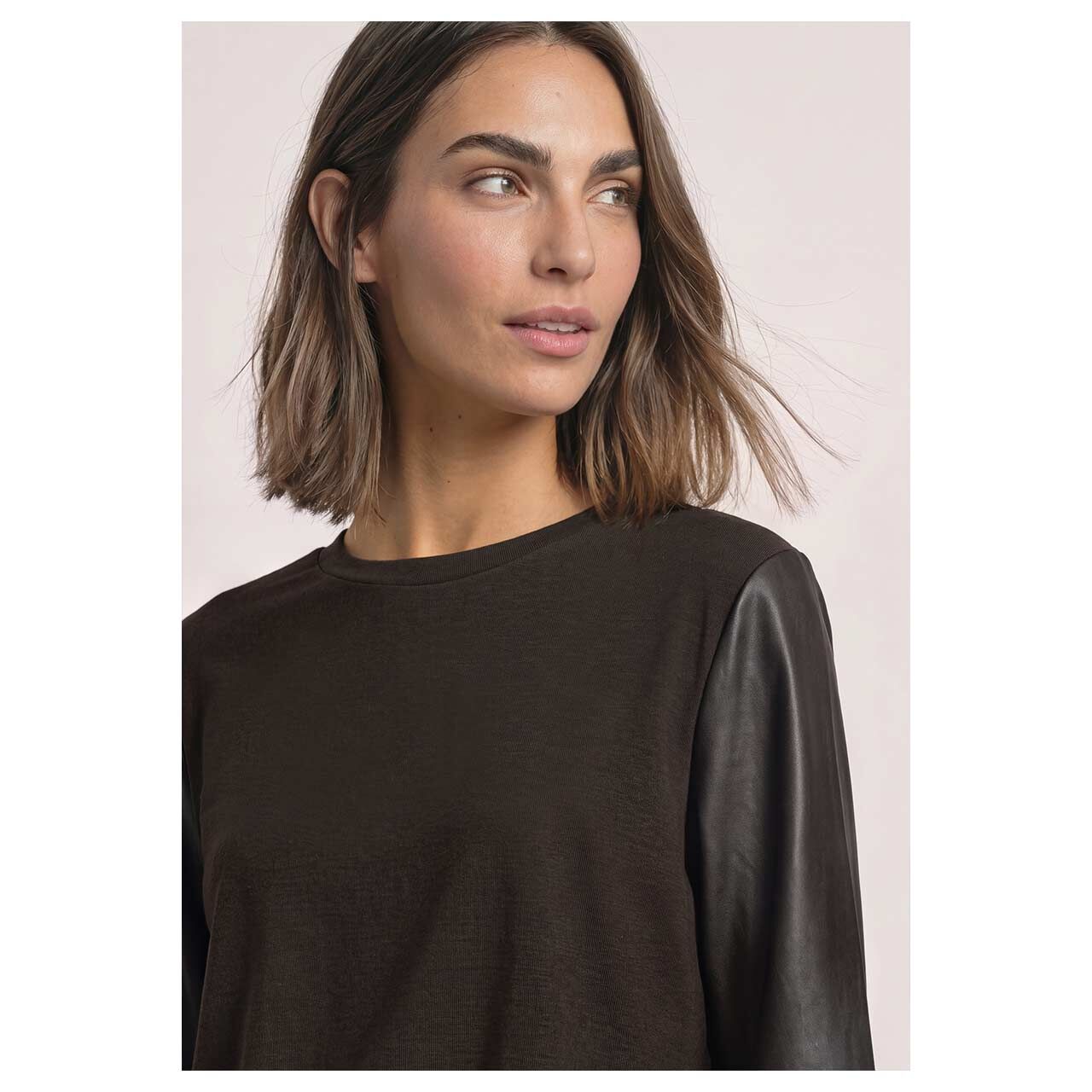Damen 3/4 Arm Shirt Silk Look Fake Leather von Street One in Dunkelbraun, detaillierte Vorderansicht am Model