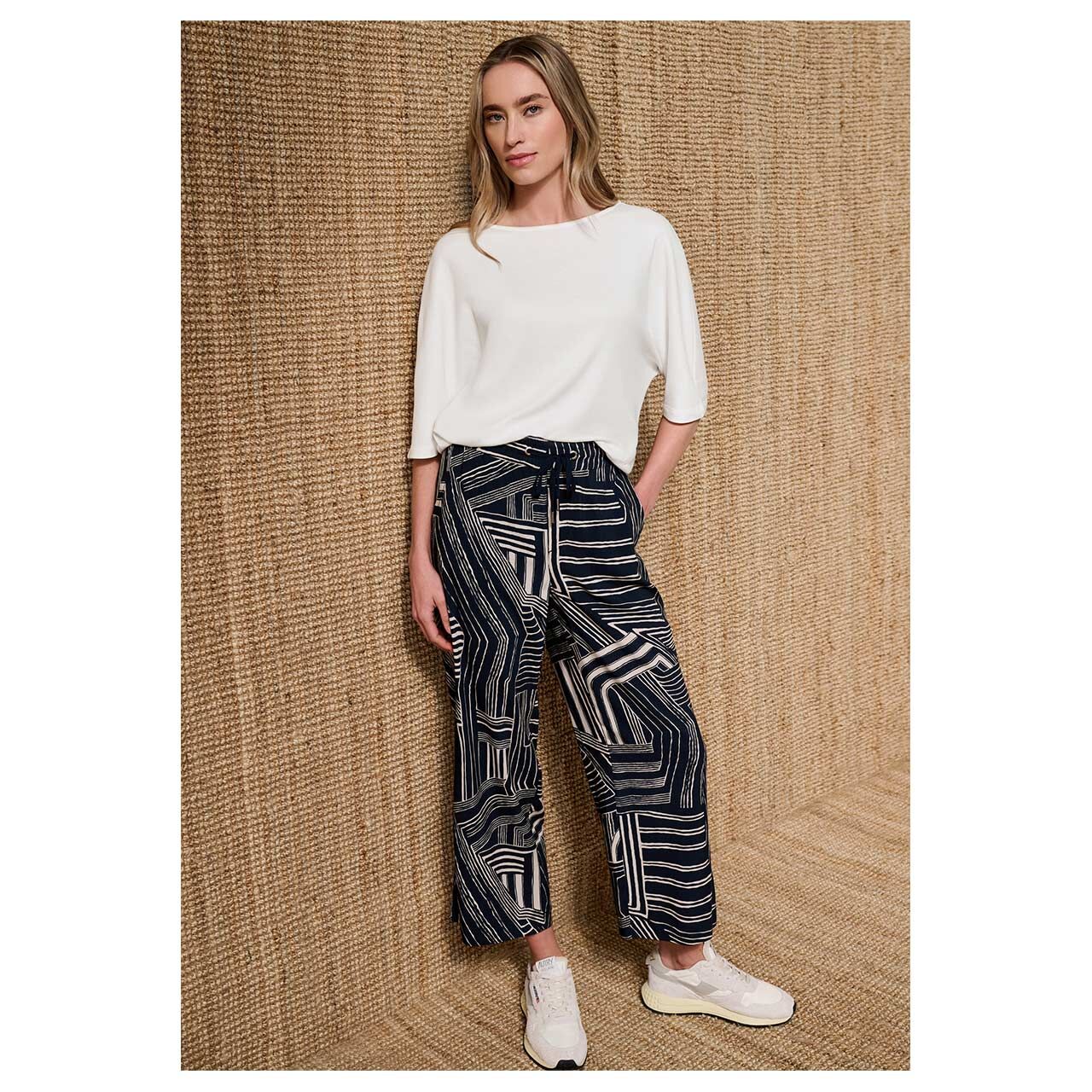 Damen T-Shirt Basic Bottom Cuff von Street One in Cremeweiß, Ganzkörperansicht am Model
