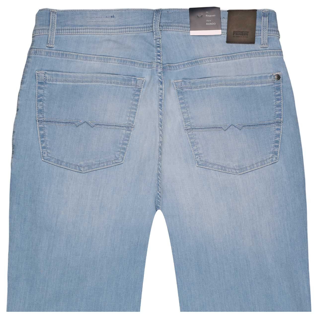 Stretch Herrenjeans Rando Megaflex in Hellblau angewaschen von Pioneer, detaillierte Rückansicht