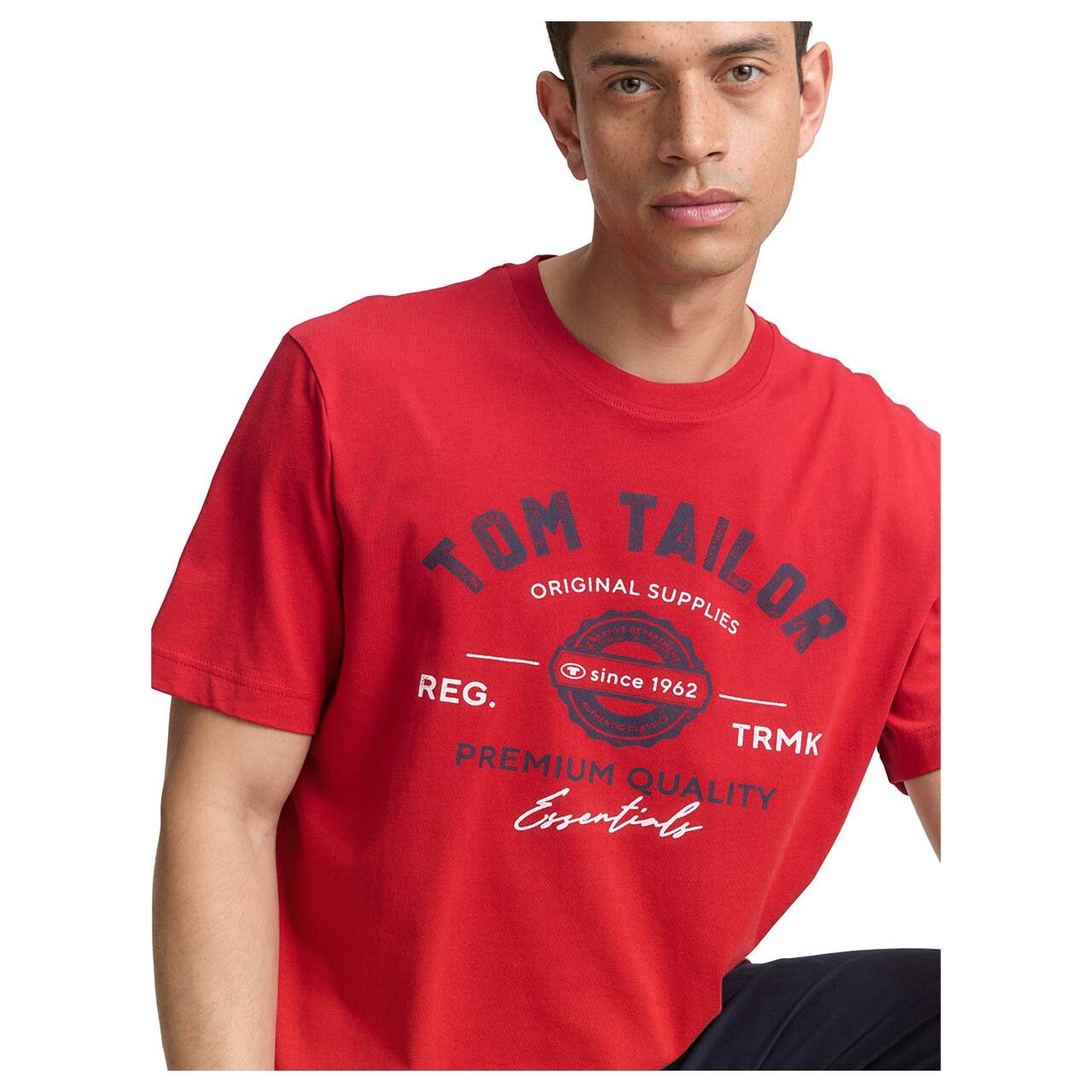 Herren T-Shirt von Tom Tailor in Rot mit Print, detaillierte Vorderansicht mit Model