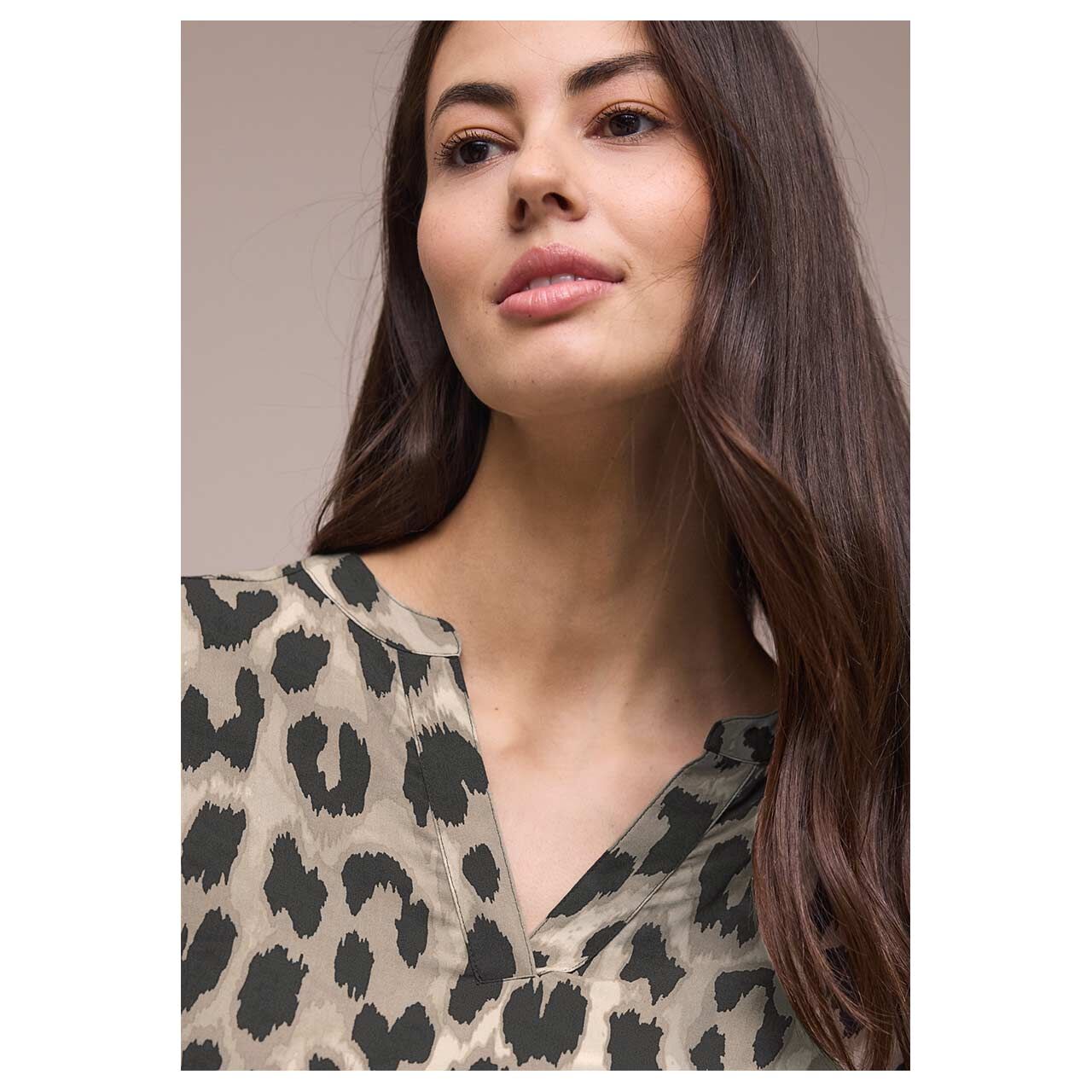 Damen Kurzarm Bluse Splitneck Turn-Up von Street One in Beige mit Print, detaillierte Vorderansicht am Model