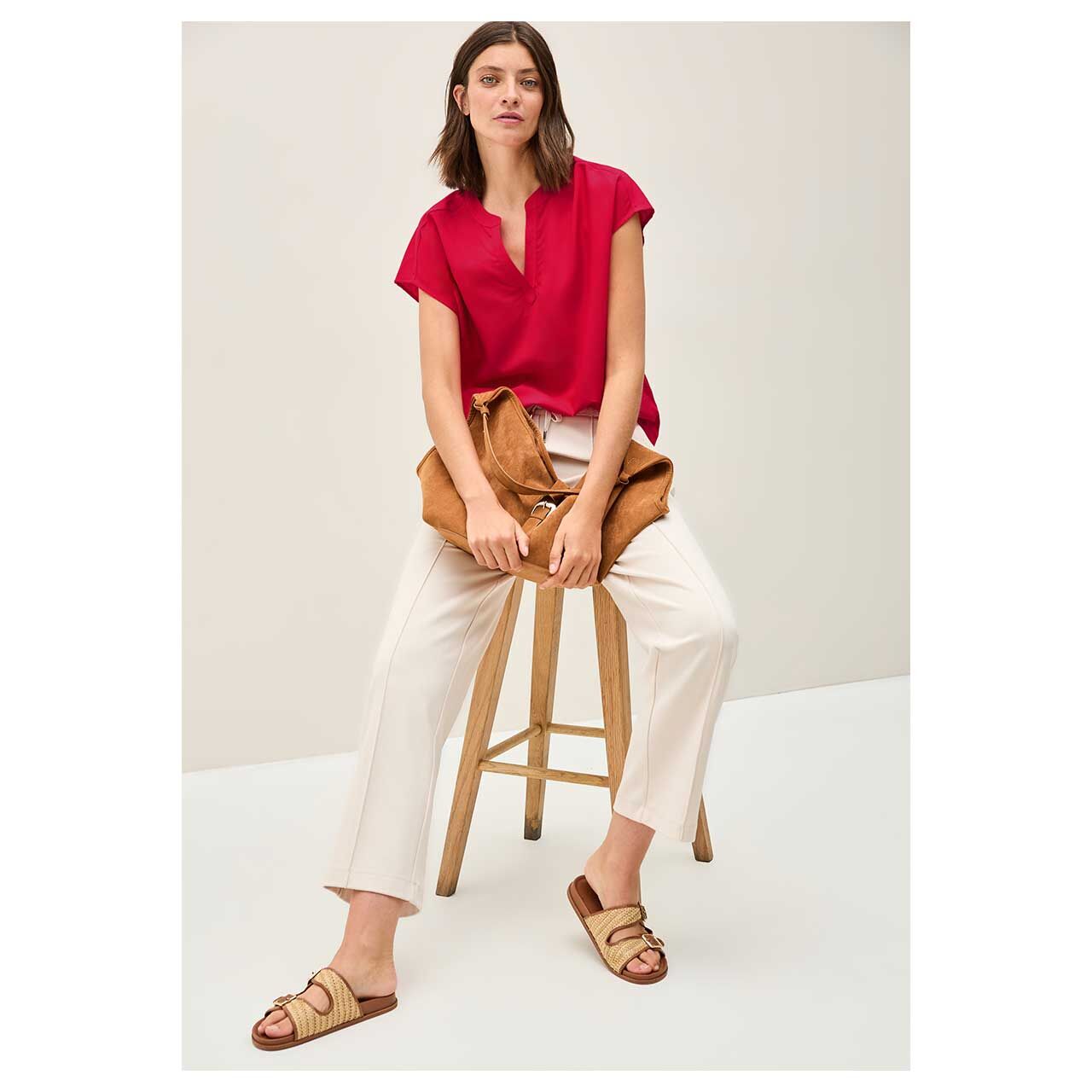 Damen Kurzarm Bluse Solid Splitneck von Cecil in Rotn, Ganzkörperansicht Outfit Modell