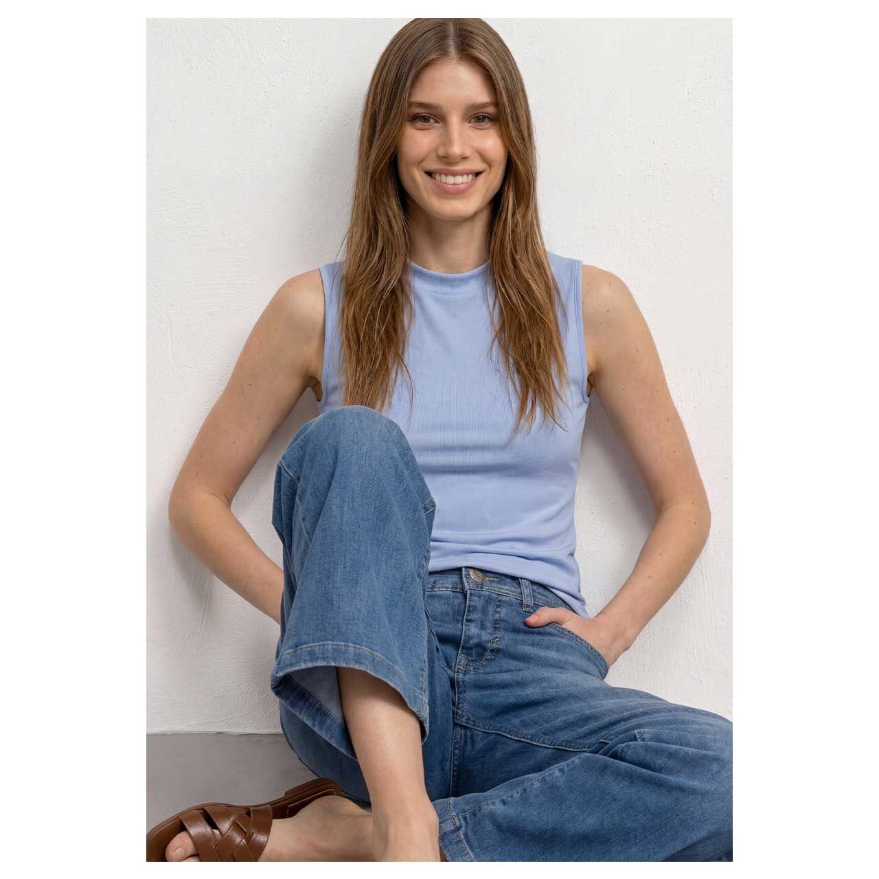 Damen Top Silk Look Rib Turtle Neck von Street One in Hellblau, Vorderansicht am sitzenden Model