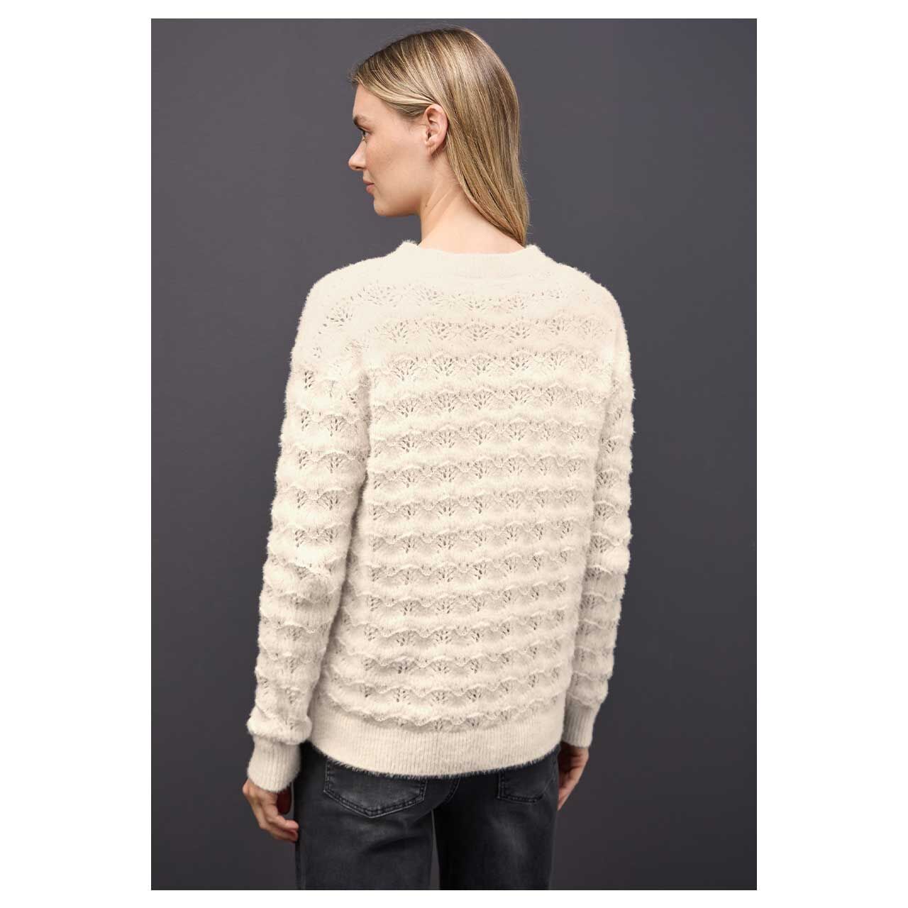 Damen Pullover Fluffy Structure von Street One in Hellbeige, Rückansicht am Model