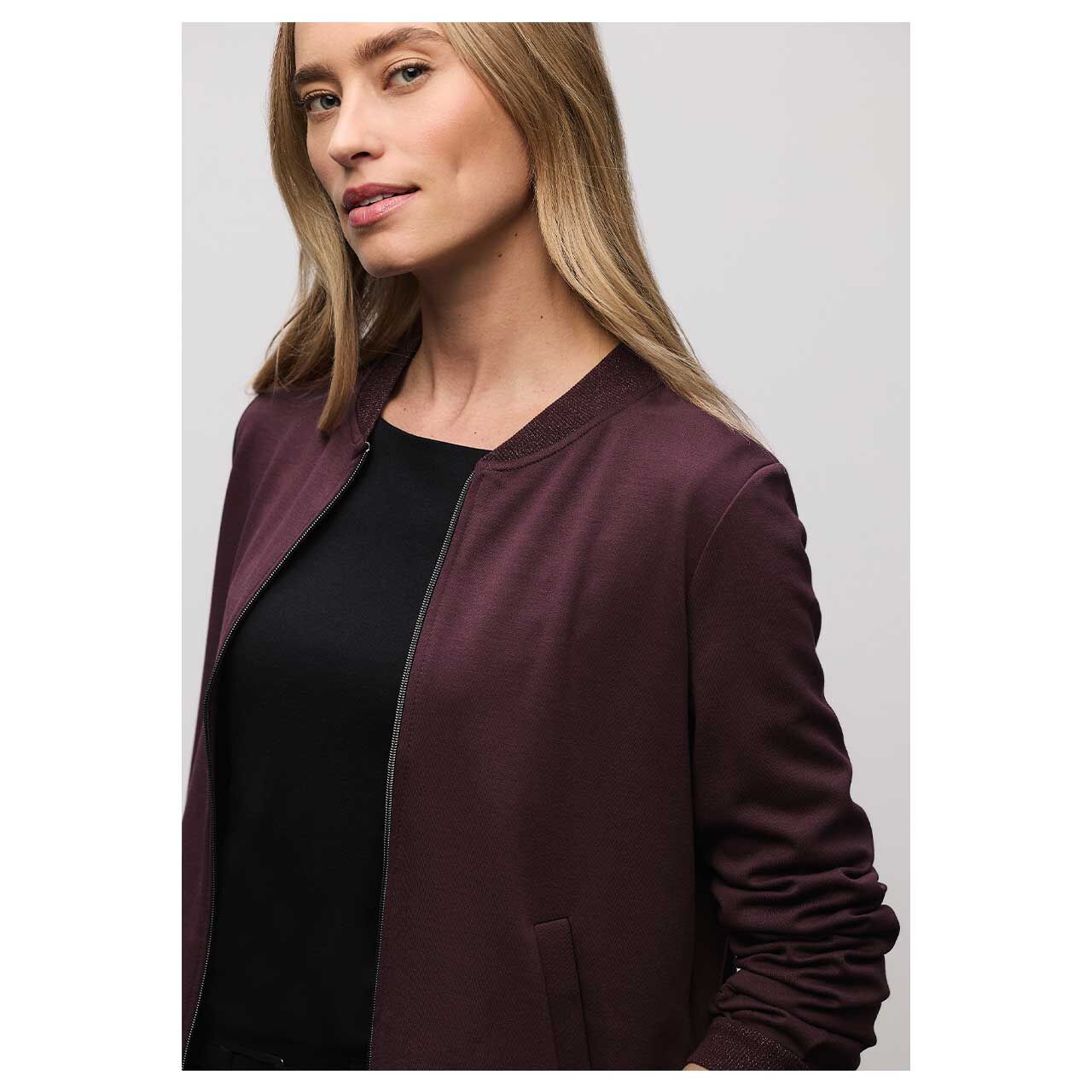Damen Shirtjacke Shiny Interlock Jacket von Street One in Lila, detaillierte Vorderansicht am Model