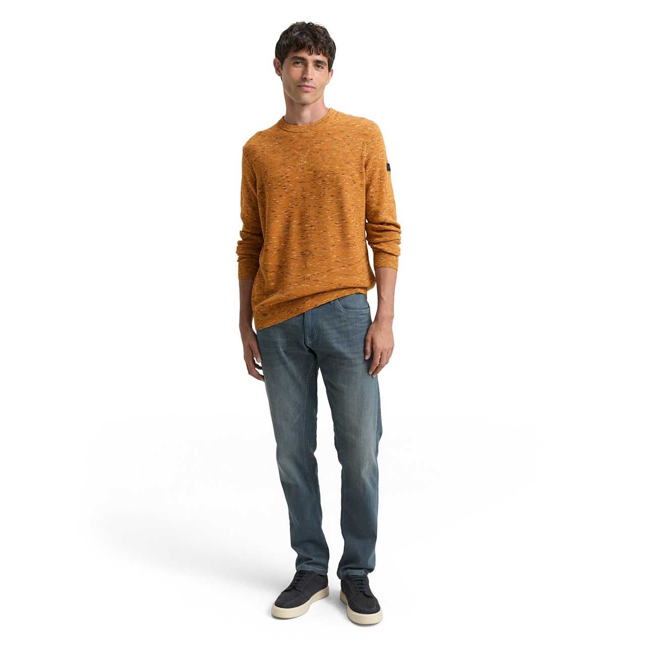 Herren Pullover Space Dye Crewneck von Tom Tailor in Orangebraun meliert, Ganzkörperansicht am Model