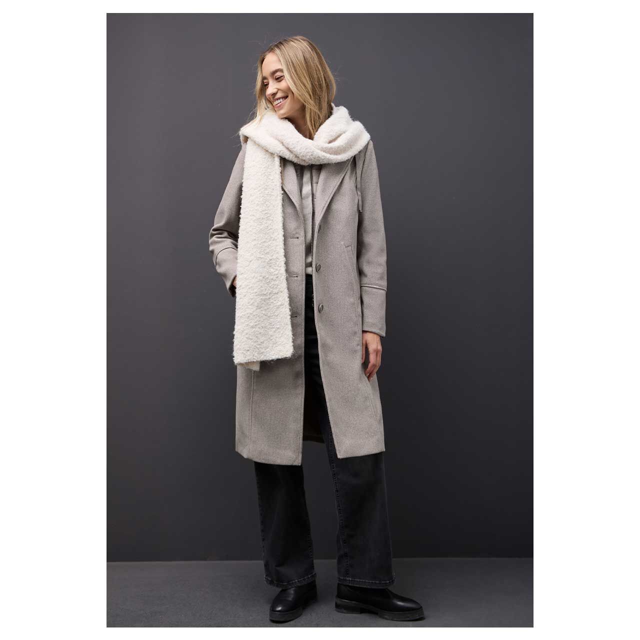 Damen Mantel Long Revers Coat von Street One in Greige meliert, Ganzkörperansicht gestylt am Model