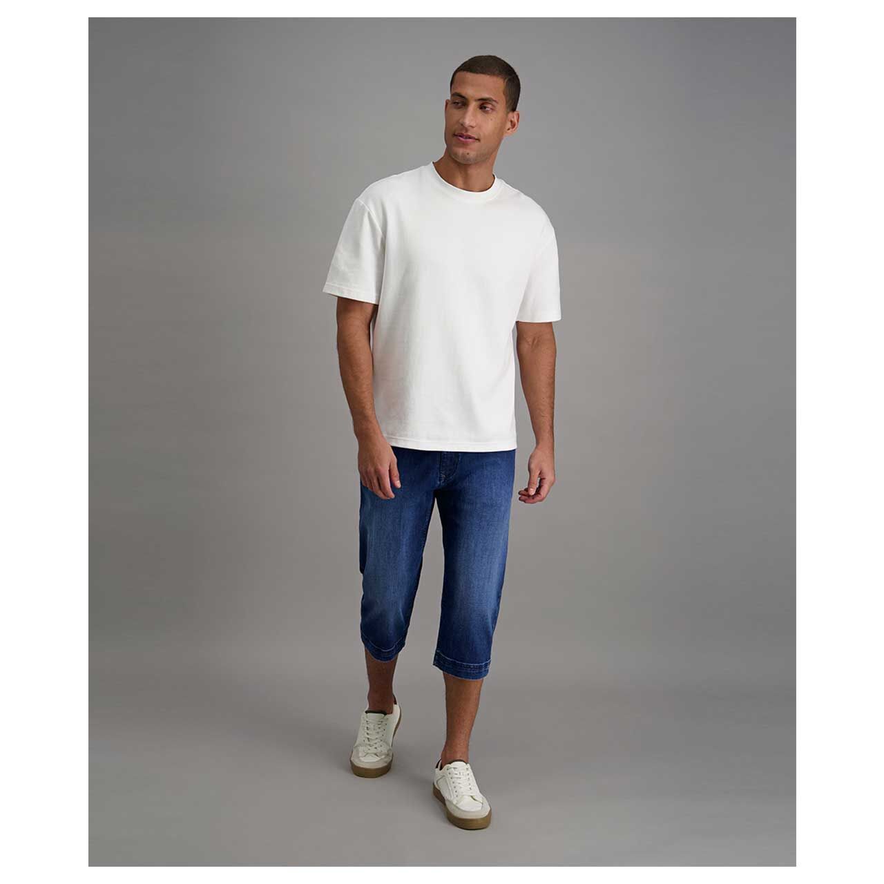Herren 3/4 Jeans Bill Megaflex in Blau angewaschen, Vorderansicht am Model