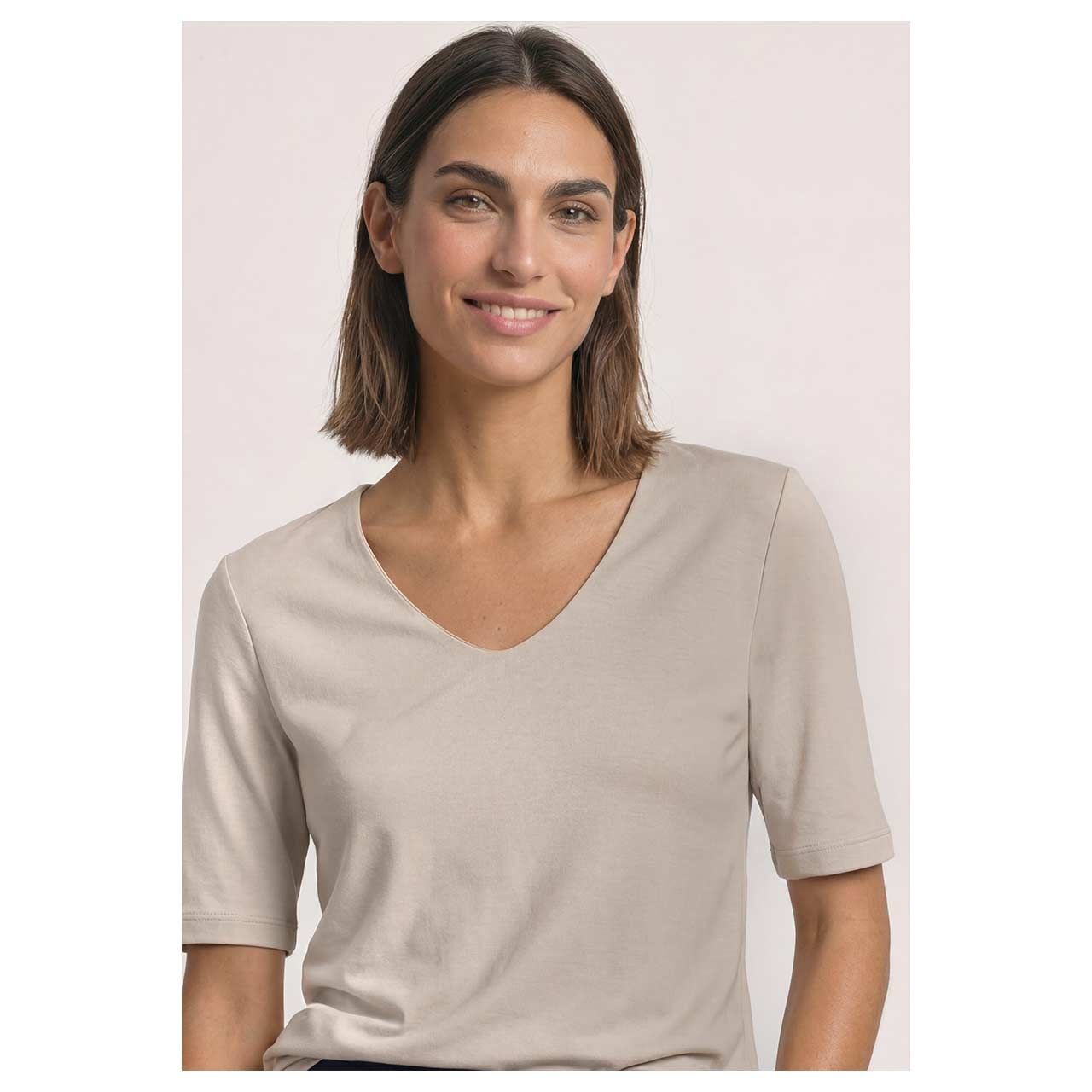 Damen T-Shirt Palmira von Street One in Hellbeige, detaillierte Vorderansicht am Model
