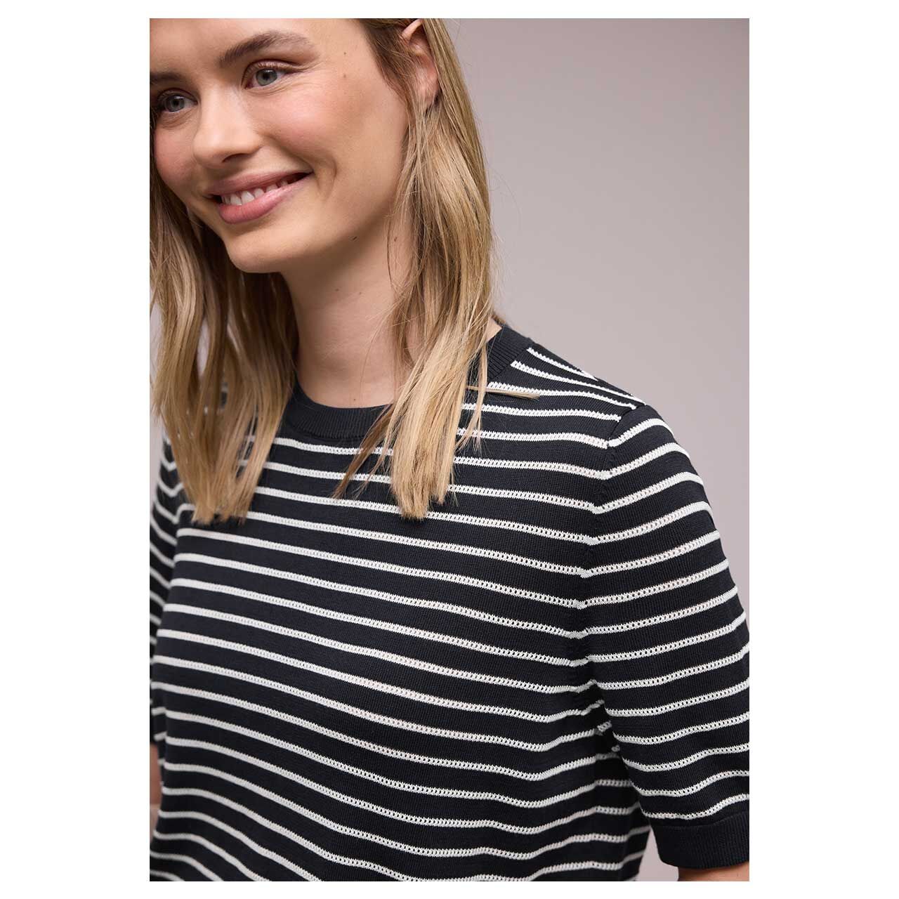 Damen T-Shirt Short Sleeve Structure von Street One in Dunkelblau, Vorderansicht am Model