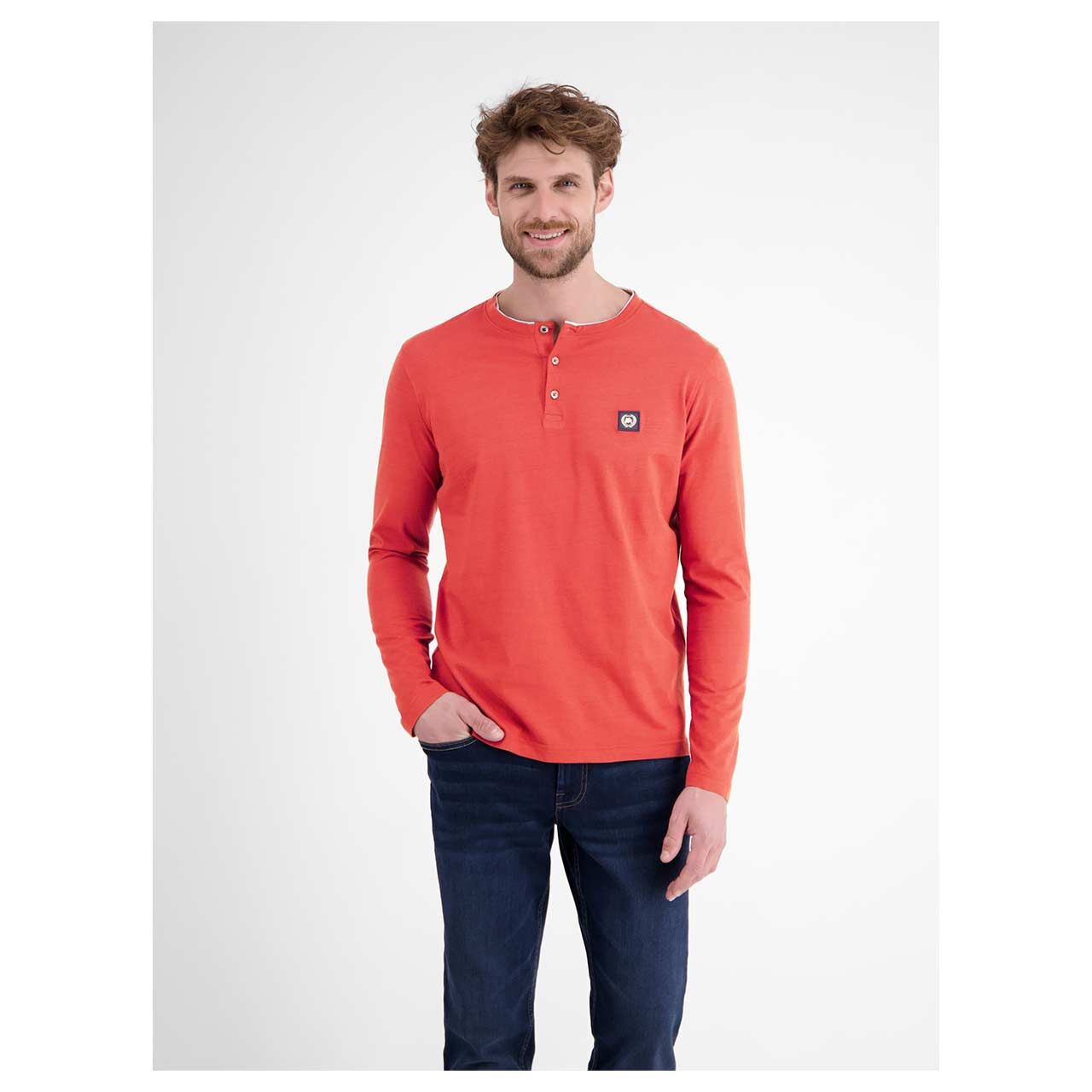 Herren Langarm Shirt Henley von Lerros in Rot meliert, Vorderansicht am Model
