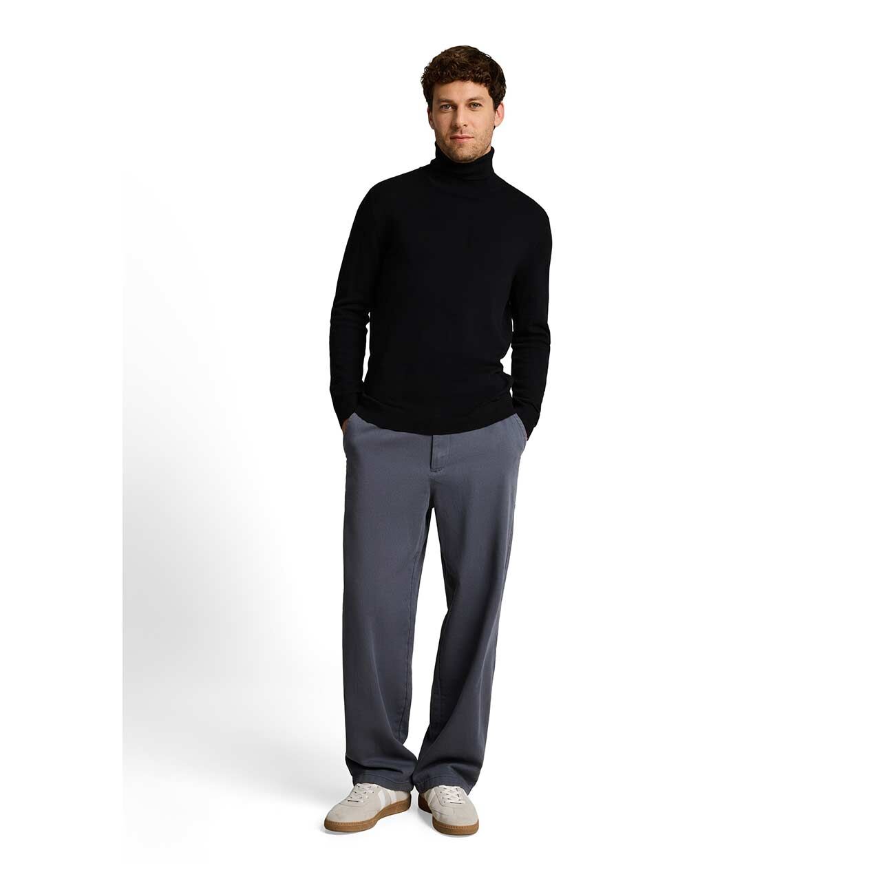 Herren Rollkragen Pullover Cashmere Turtleneck Knit von Tom Tailor in Schwarz, Ganzkörperansicht am Model
