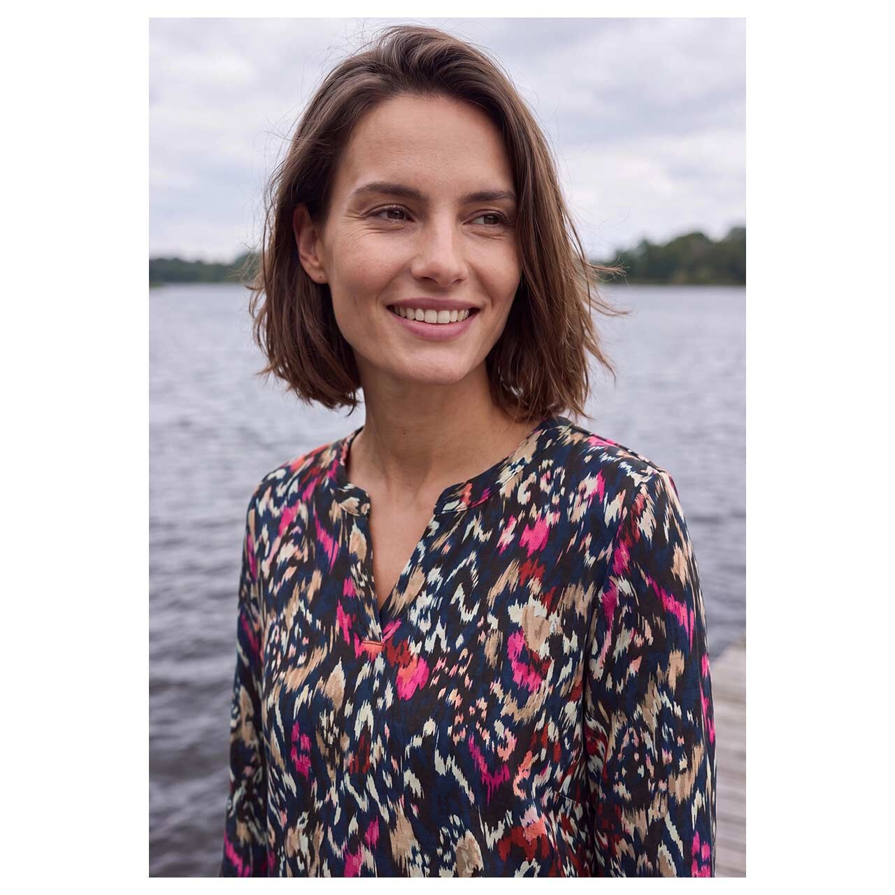 Damen Langarm Shirt Two-Tone Boatneck von Cecil in Dunkelbraun mit Print, detaillierte Vorderansicht am Model