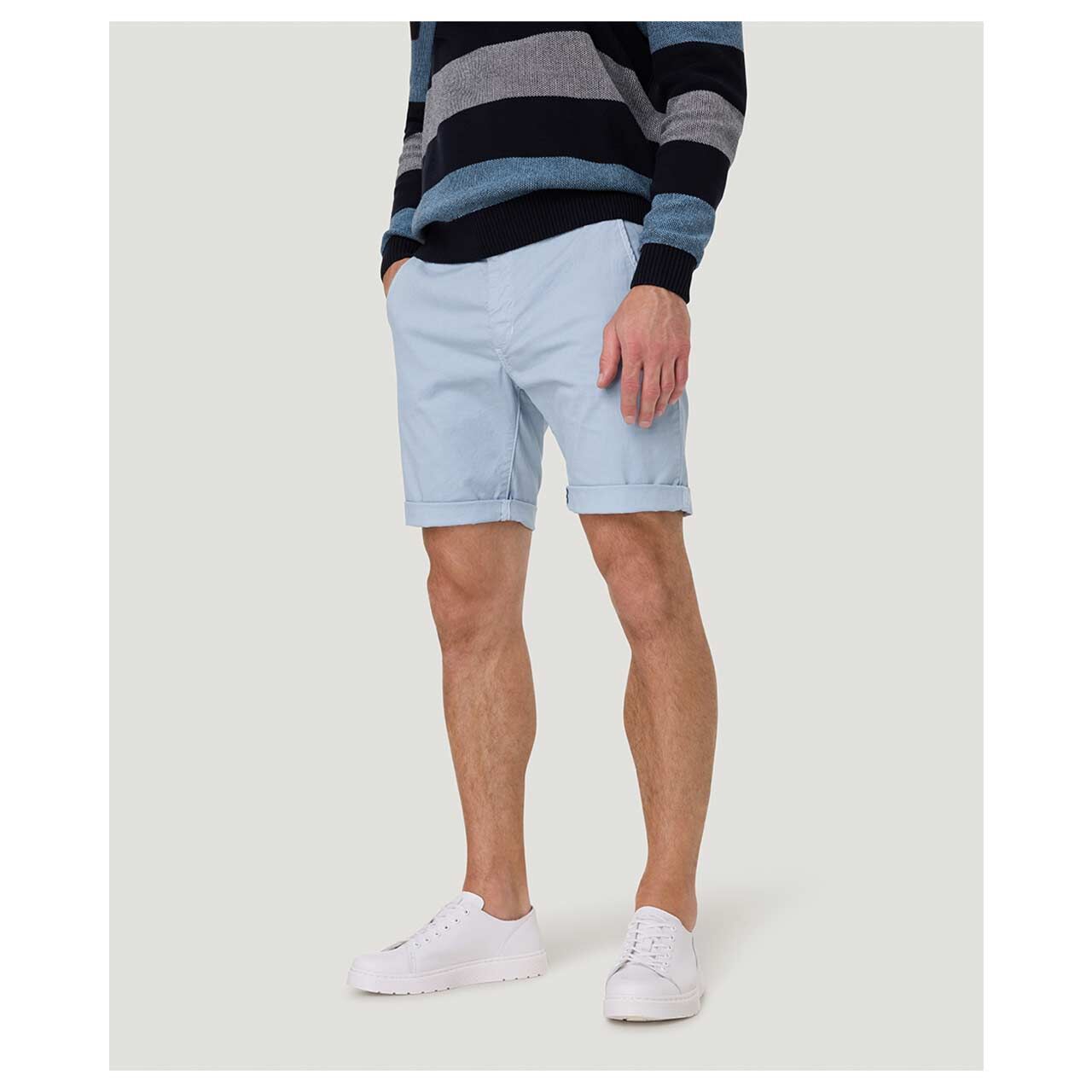 Stretch Herren Chino Baumwoll Bermuda Lenny in Hellblau von Pioneer, Seitenansicht mit Model