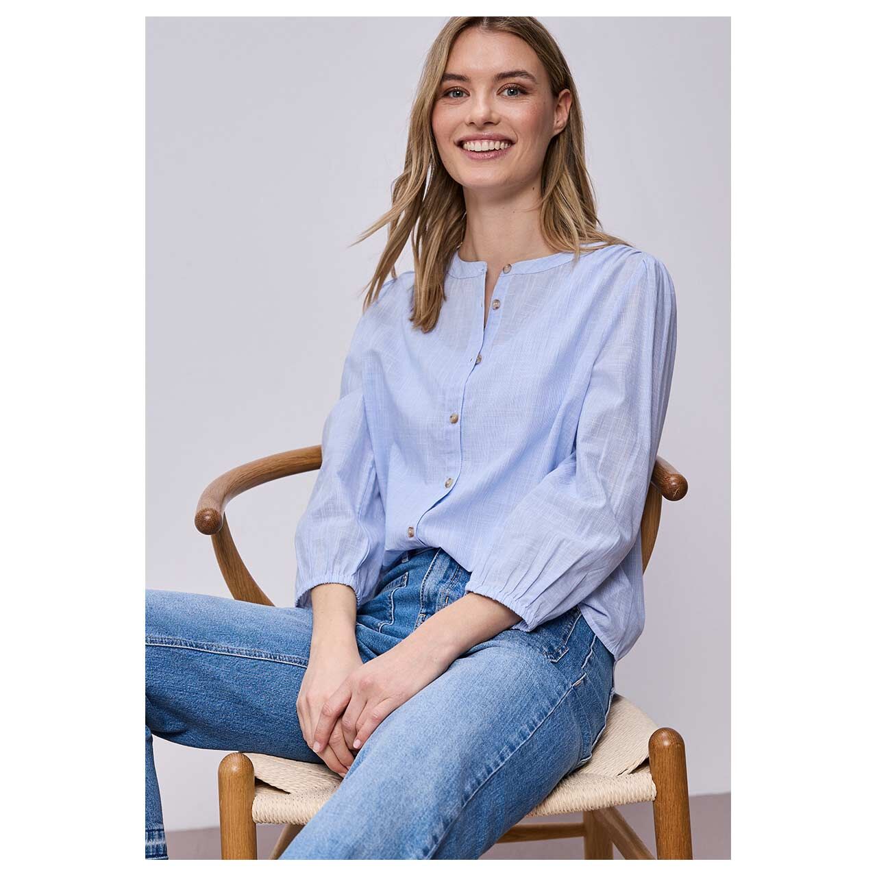 Damen 3/4 Arm Bluse Chambray Buttoned Roundneck von Street One in Blau mit Print, Ganzkörperansicht am sitzenden Model