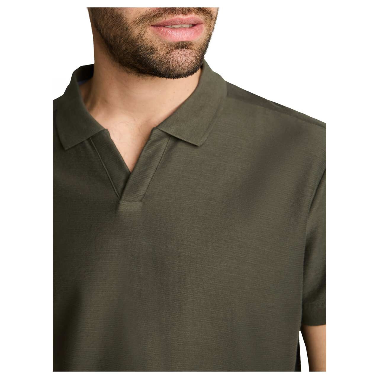 Herren Poloshirt Resort Collar von Tom Tailor in Dunkelgrün, detaillierte Vorderansicht am Model