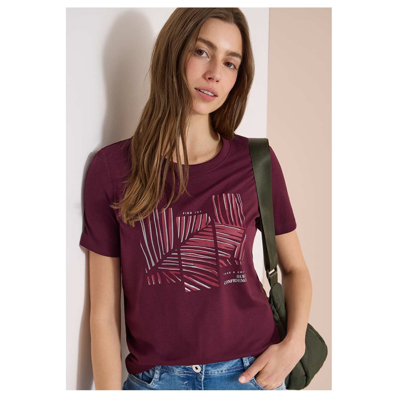 Damen T-Shirt Leaves Print von Cecil in Weinrot mit Print, Vorderansicht am Model