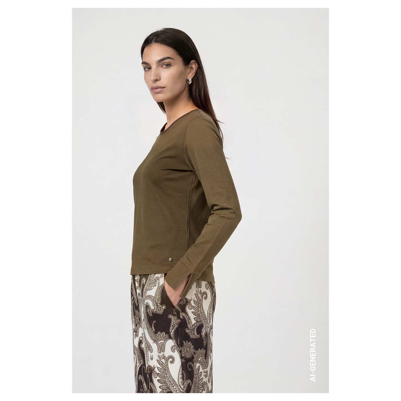 Damen Langarm Shirt von Monari in Olivgrün mit Strass, Seitansicht am Model