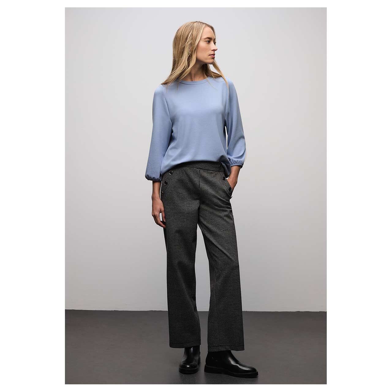 Damen 3/4 Arm Shirt Uni Jacquard von Street One in Hellblau, Ganzkörperansicht am Model