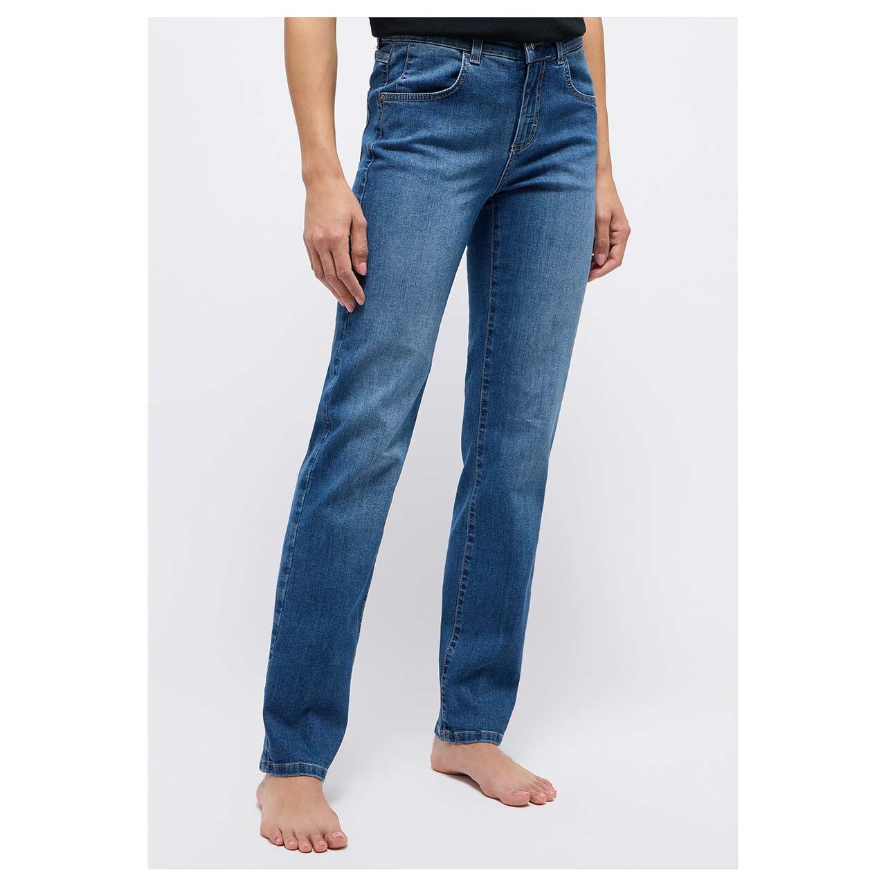 Stretch Damenjeans Dolly von Angels in Blau angewaschen, Vorderansicht am Model