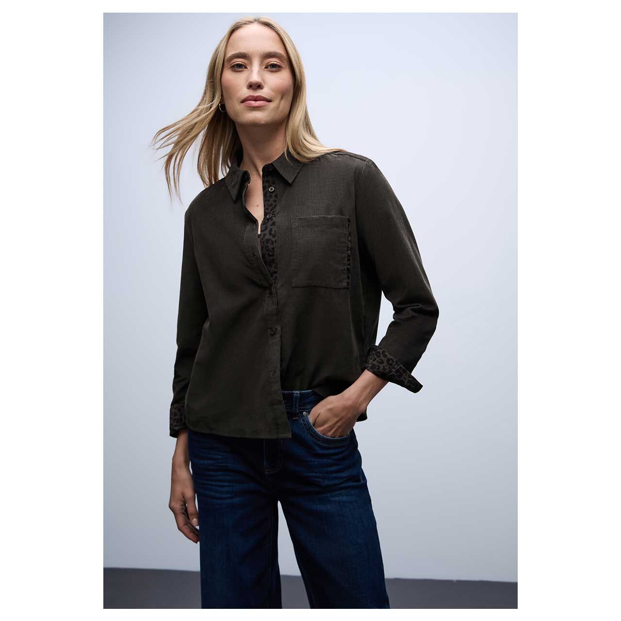 Damen Langarm Cord Bluse Corduroy Blouse von Street One in Dunkelbraun mit Print, Vorderansicht am Model