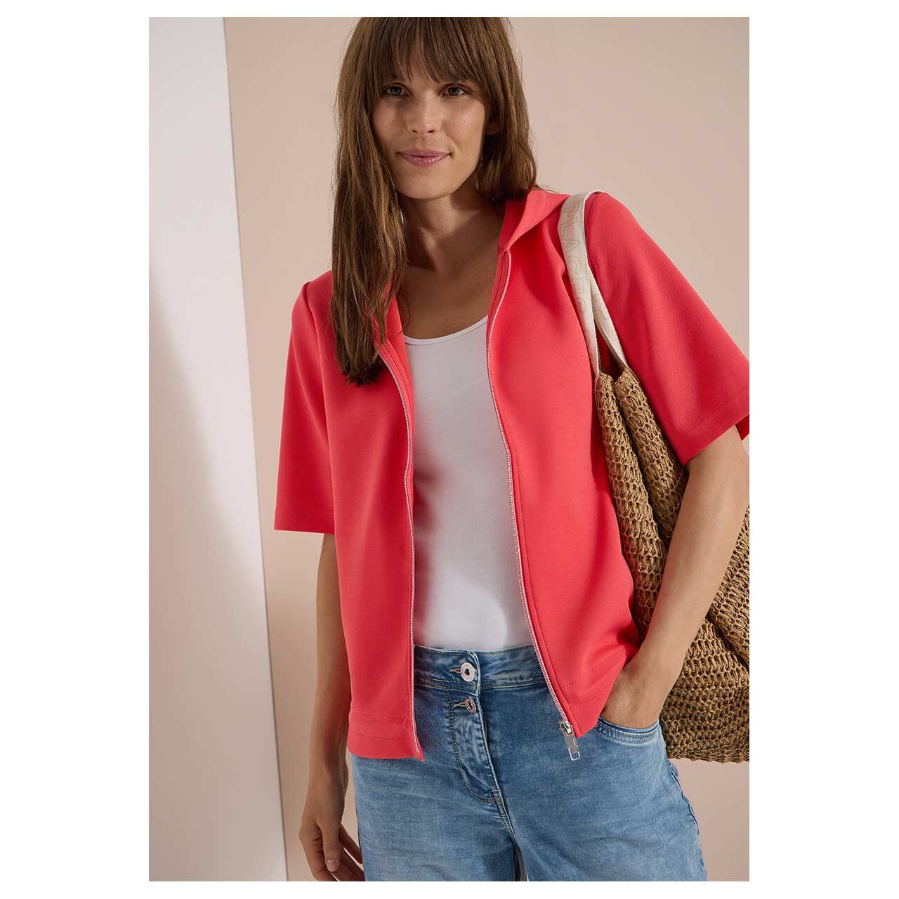 Damen Kurzarm Hoodie Shirtjacke Solid von Cecil in Korallenrot, detaillierte Vorderansicht am Model