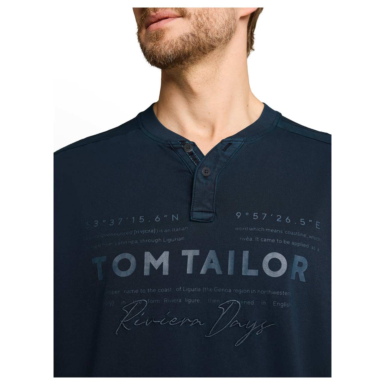 Herren T-Shirt Henley von Tom Tailor in Dunkelblau mit Print, detaillierte Vorderansicht am Model