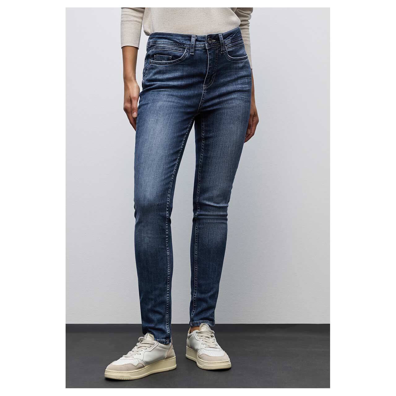 Damenjeans York von Street One in Dunkelblau angewaschen, Vorderansicht am Model