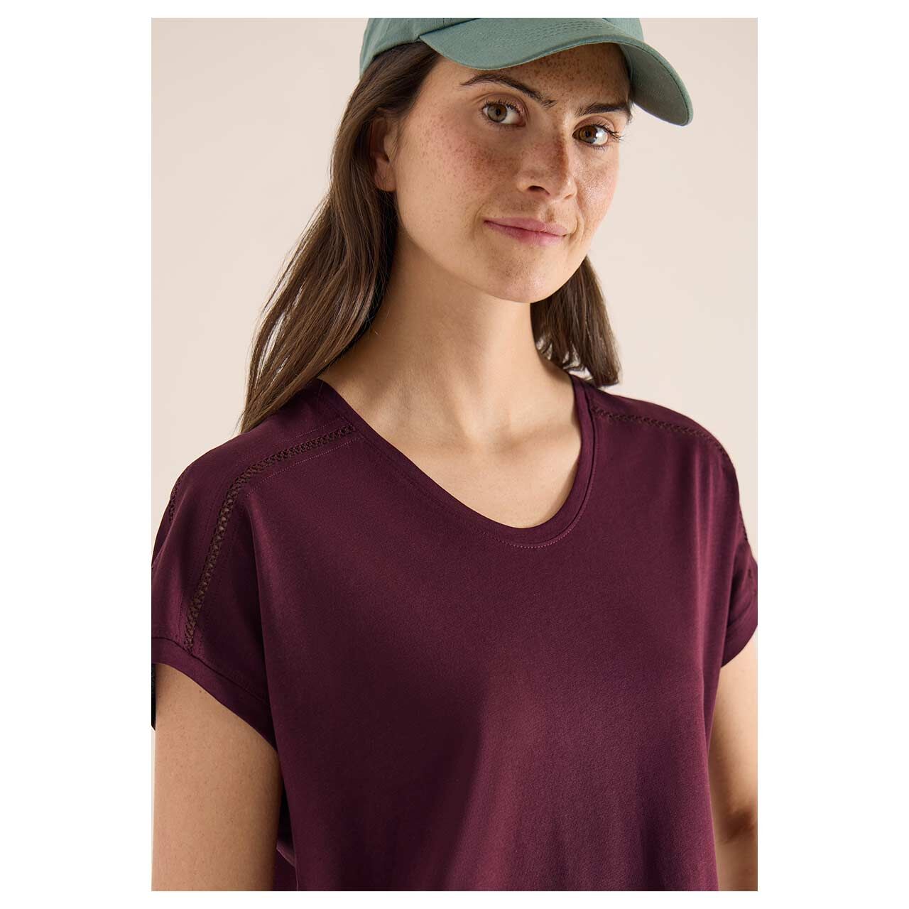 Damen T-Shirt Solid Lace Shoulder von Cecil in Weinrot, detaillierte Vorderansicht am Model