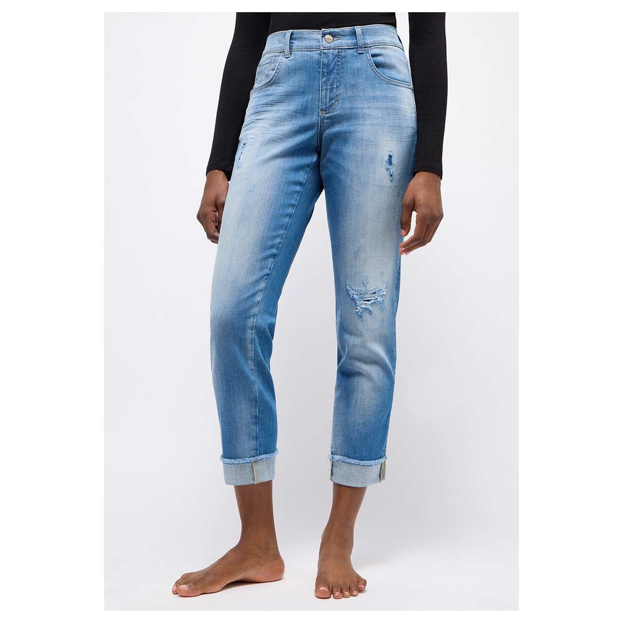 Damen Ankle Jeans Darleen Crop TU Fringe von Angels in Hellblau verwaschen mit Destroyed-Effekten, Vorderansicht am Model