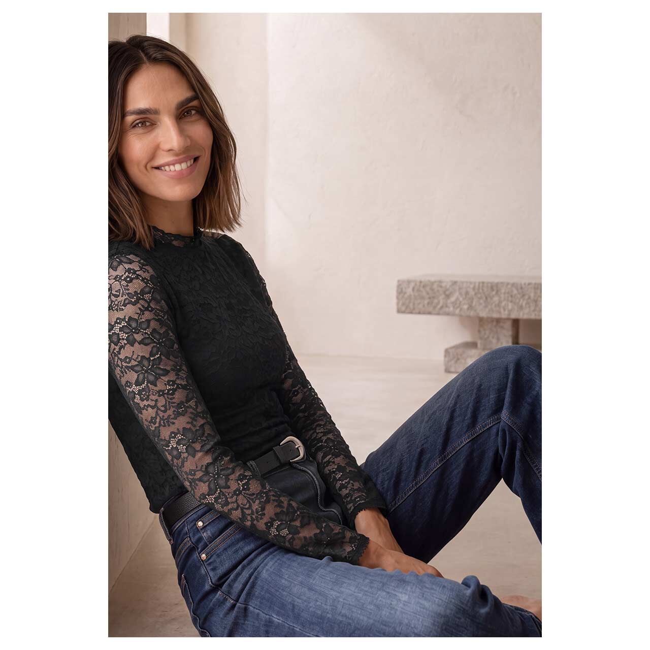 Damen Langarm Shirt Lace Turtle Neck von Street One in Schwarz, seitliche Vorderansicht am Model