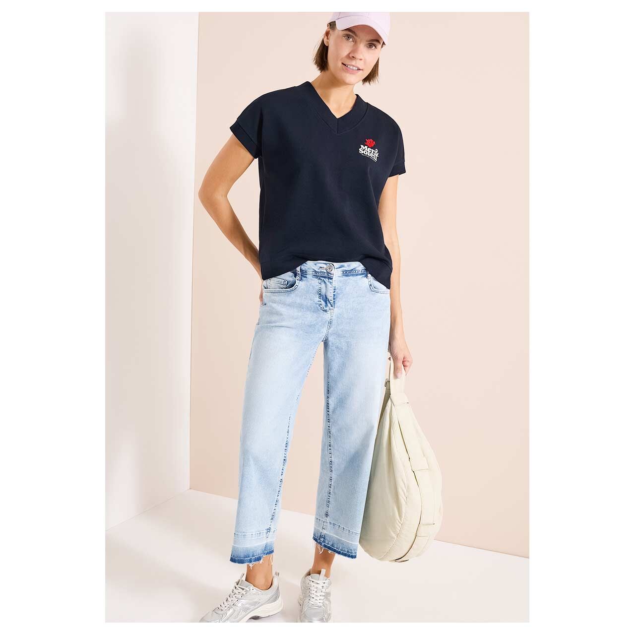 Damen Kurzarm Sweatshirt V-Neck von Cecil in Dunkelblau mit Print, Ganzkörperansicht am Model