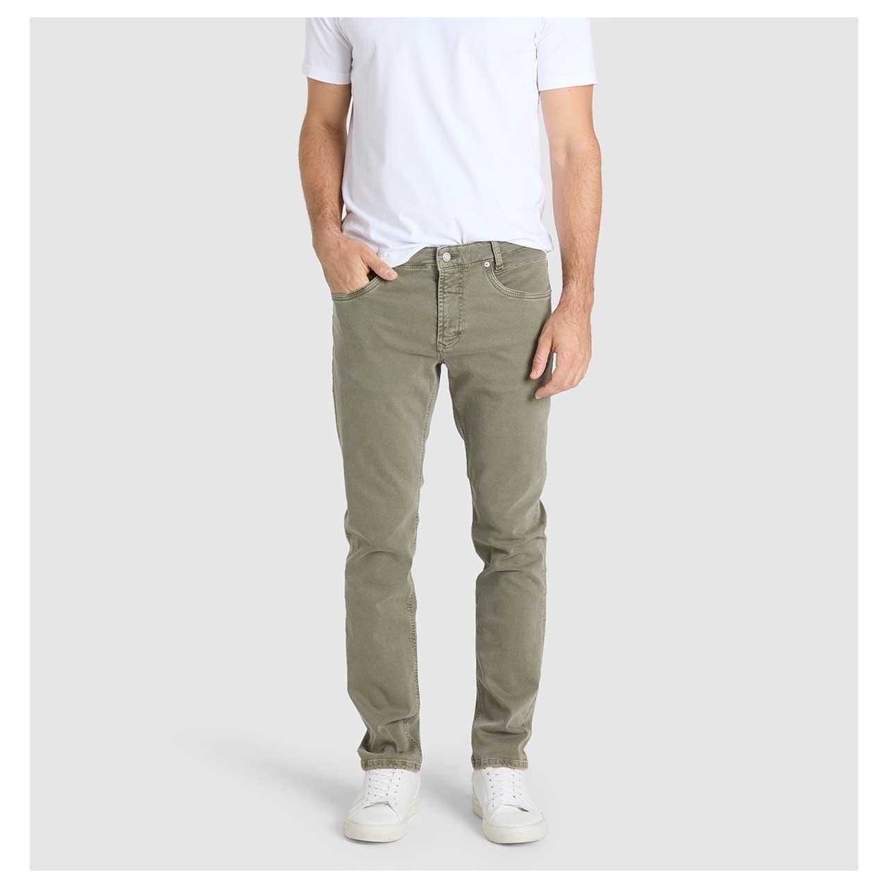 Stretch Herrenjeans Arne Pipe Driver von MAC in Grün angewaschen, Vorderansicht am Model