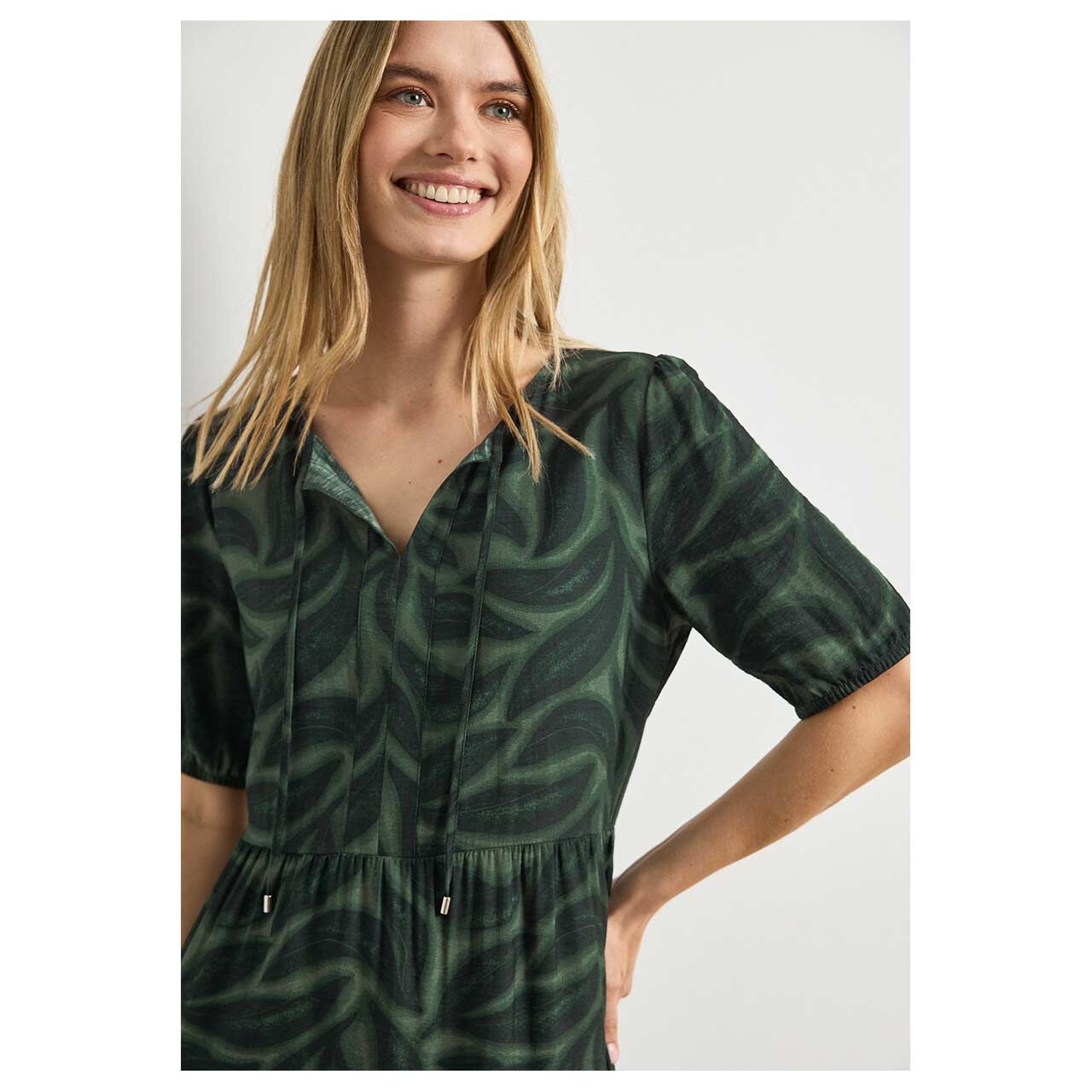 Damen Kurzarm Kleid Tunic Dress von Street One in Grün mit Print, detaillierte Vorderansicht am Model