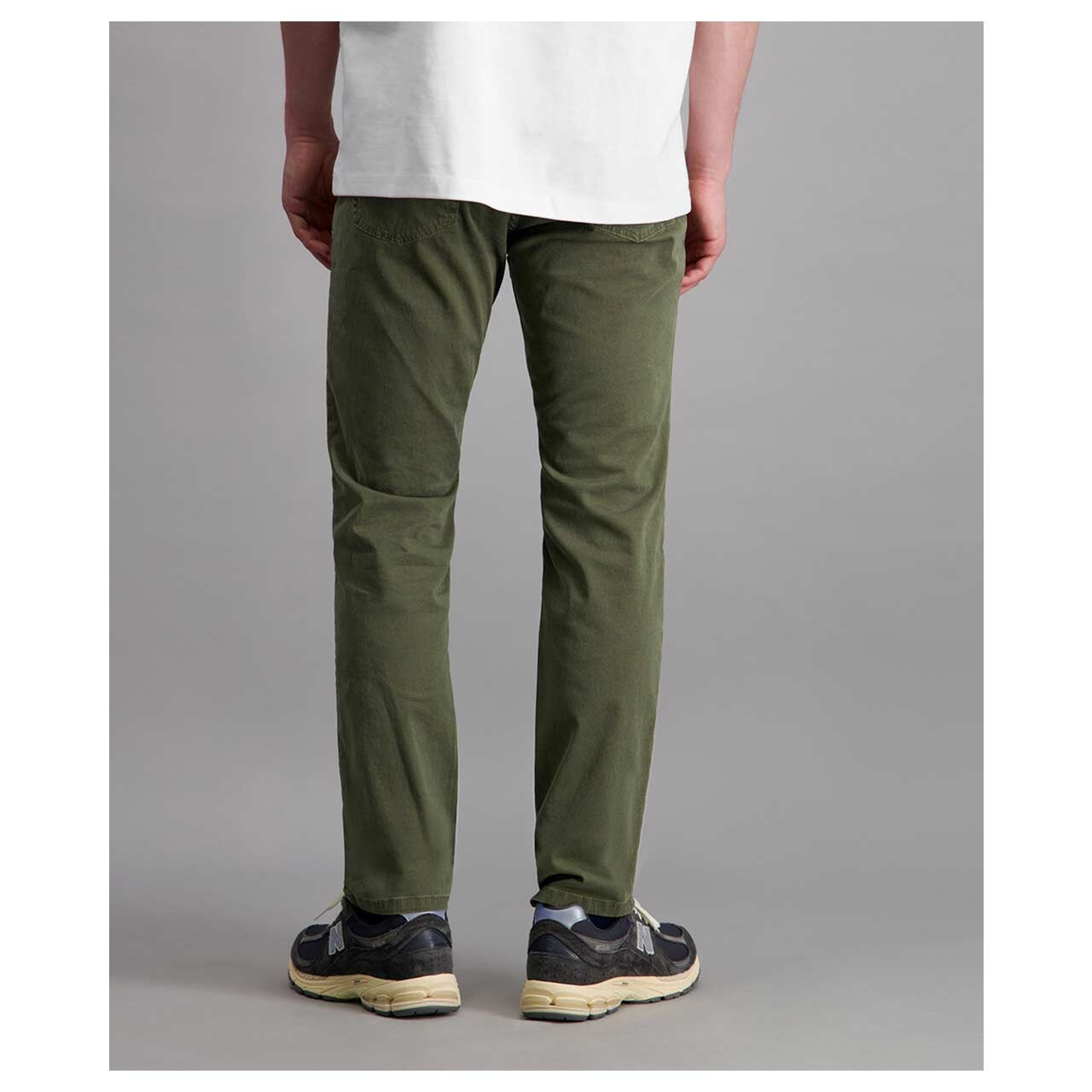 Stretch Herren Baumwollhose Rando in Olivgrün mit Print mit Print, Rückansicht am Model