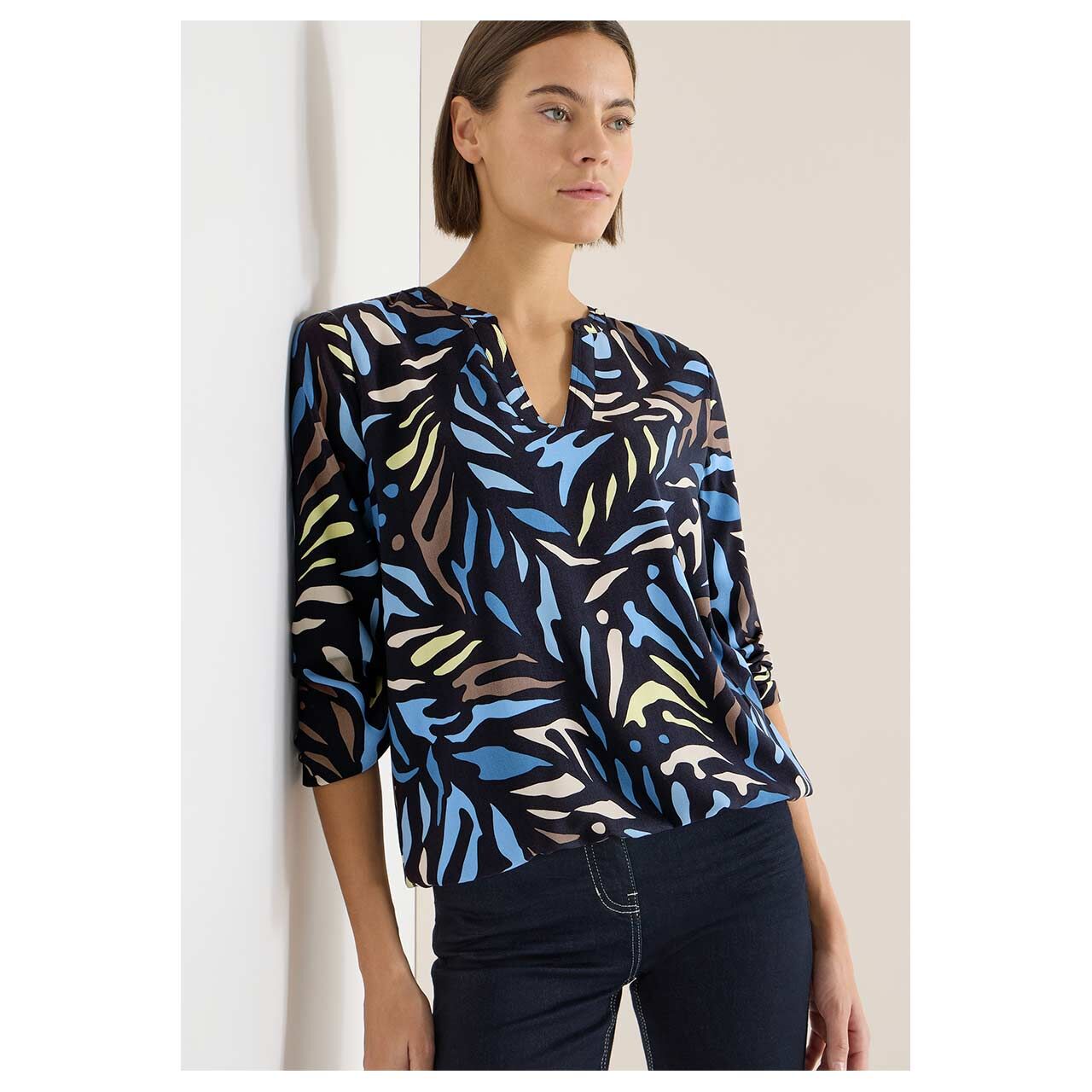 Damen Langarm Bluse Allover Print von Cecil in Dunkelblau mit Print, Vorderansicht am Model